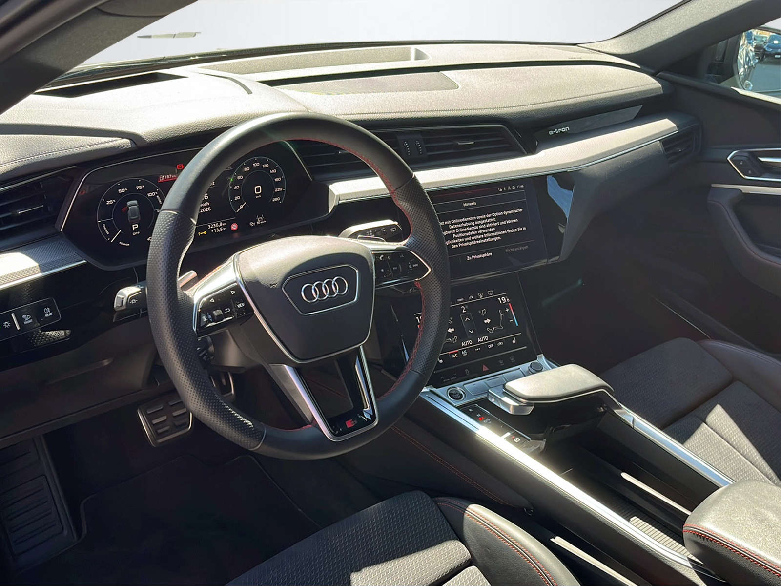 AUDI Q8 e-tron 50 Advanced quattro-image-10