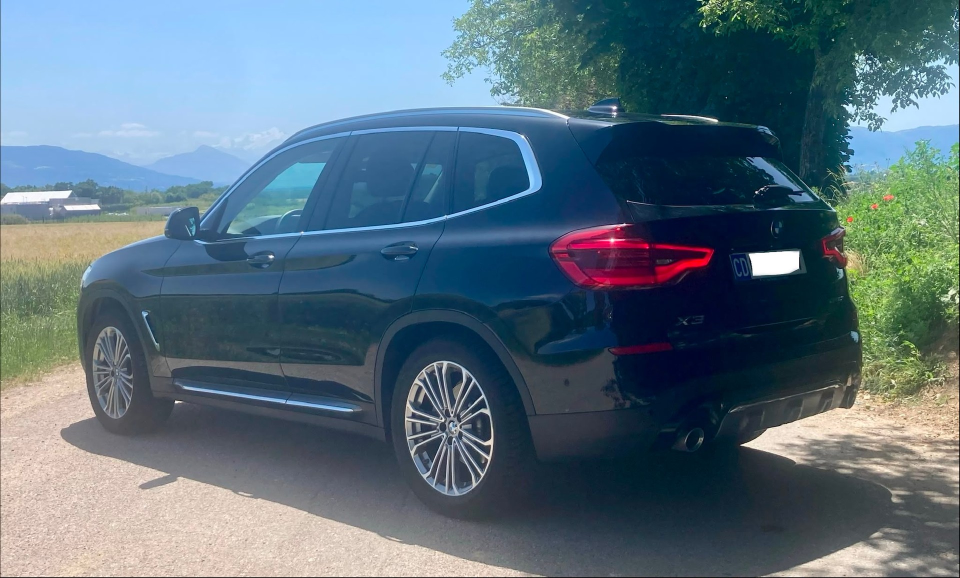 BMW 20i xDrive Luxury Line-image-2