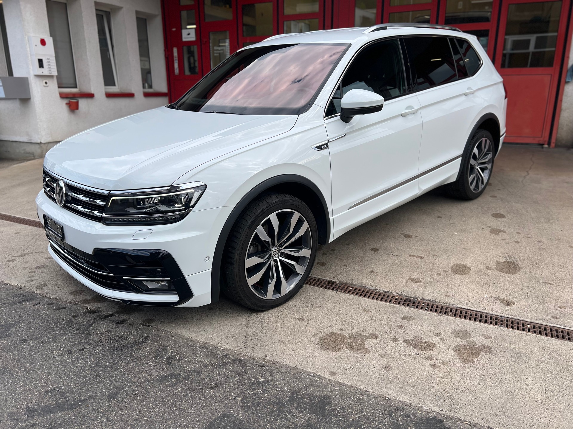 VW Tiguan Allspace 2.0 TDI SCR R-Line 4Motion DSG-image-2