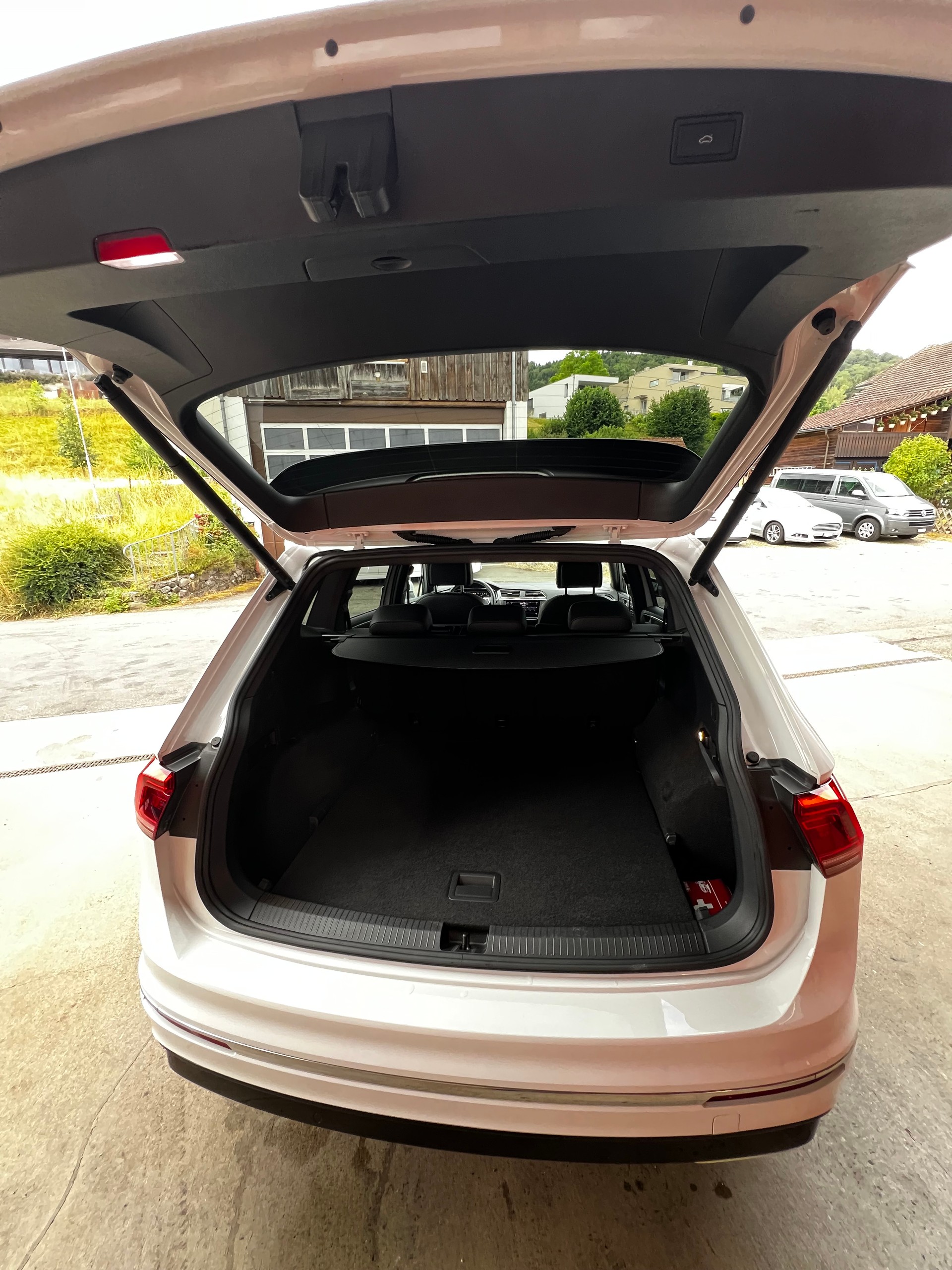 VW Tiguan Allspace 2.0 TDI SCR R-Line 4Motion DSG-image-17