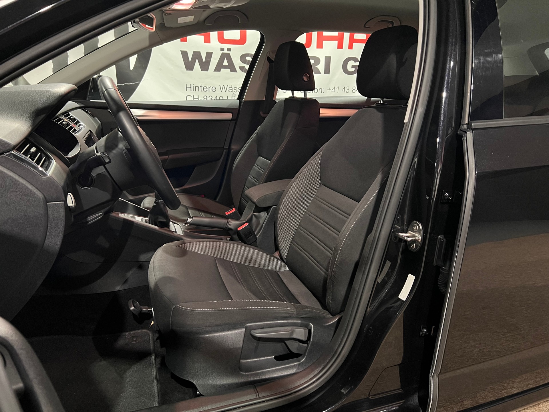 SKODA Octavia Combi 1.5 TSI Swiss Line-image-11