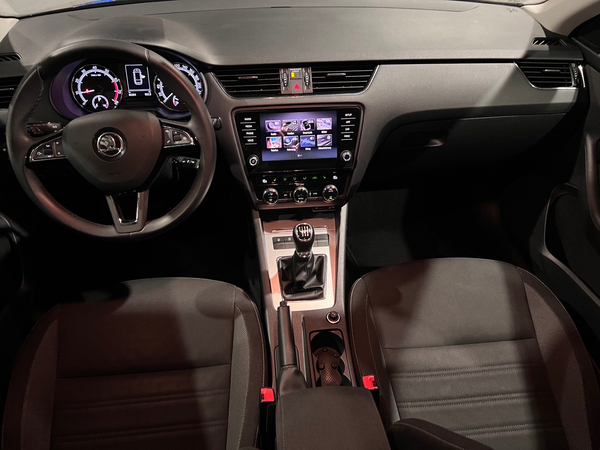 SKODA Octavia Combi 1.5 TSI Swiss Line-image-9