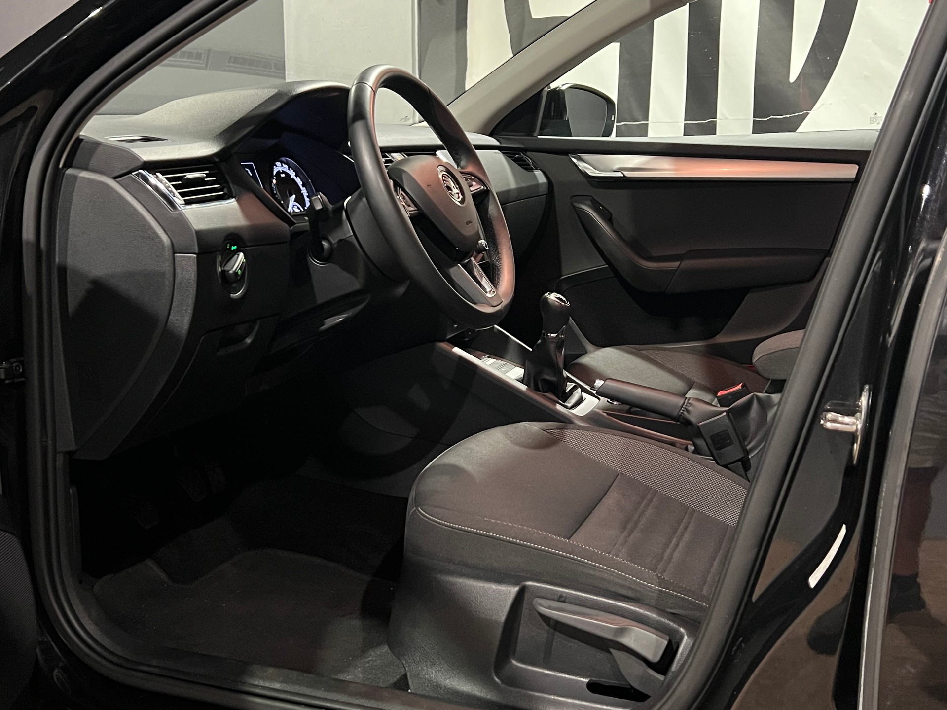 SKODA Octavia Combi 1.5 TSI Swiss Line-image-10