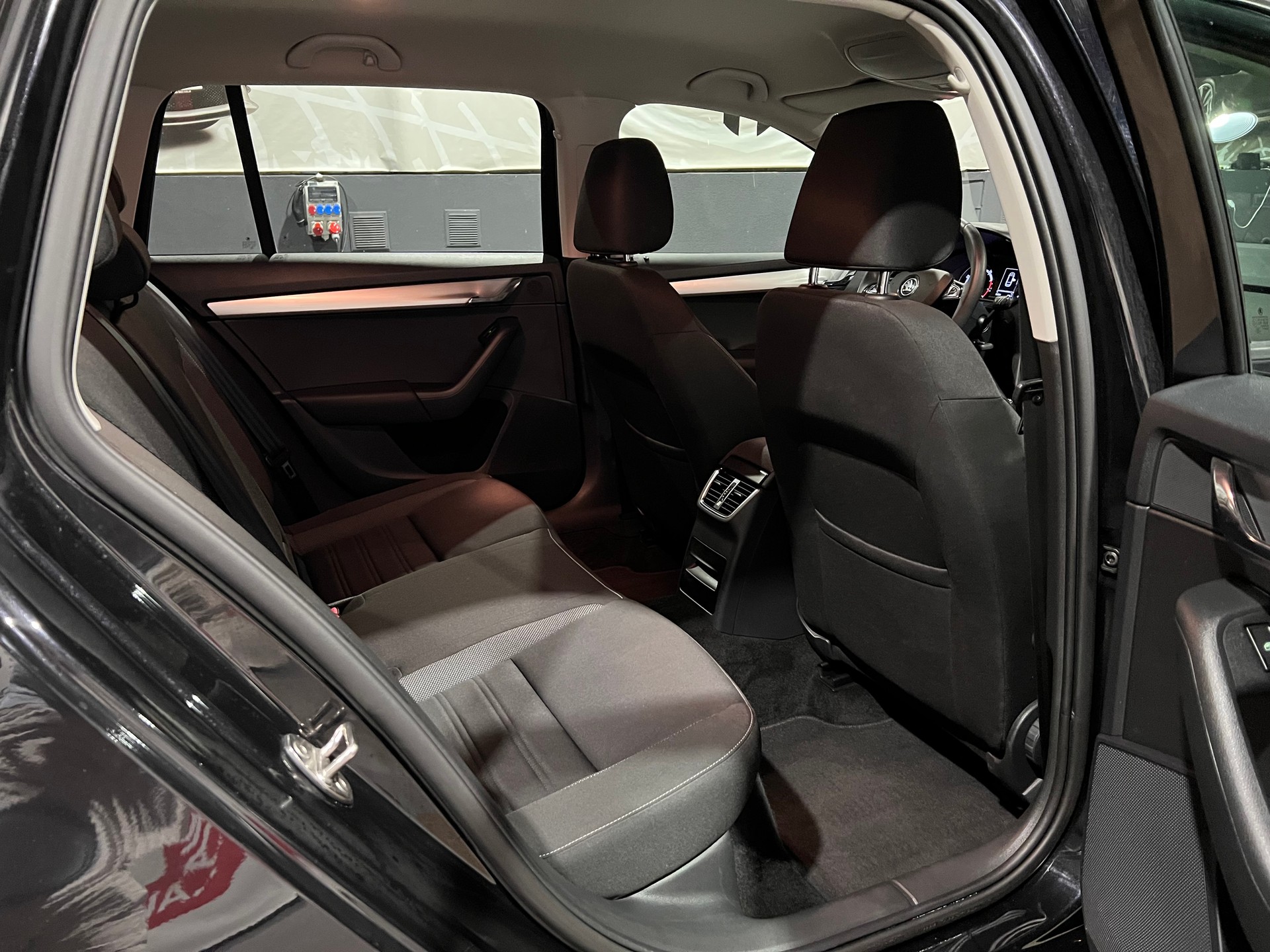 SKODA Octavia Combi 1.5 TSI Swiss Line-image-15
