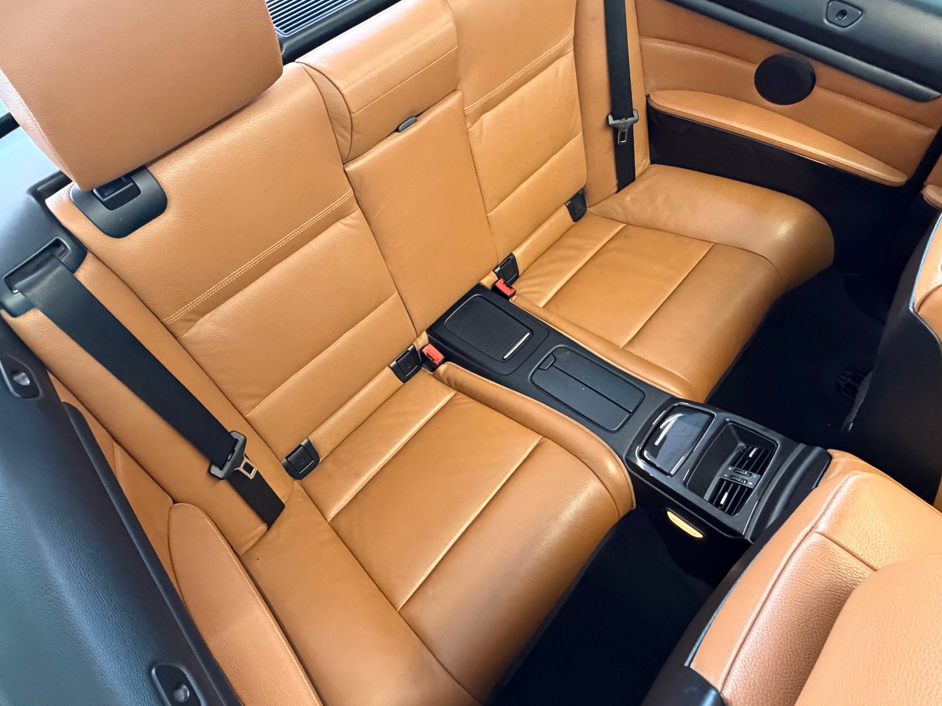 BMW 330i Cabriolet-image-12