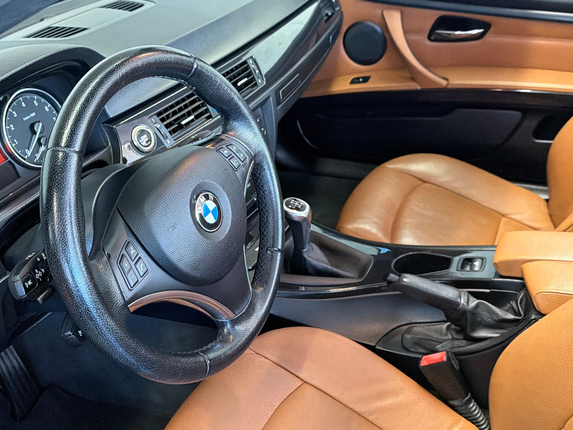 BMW 330i Cabriolet-image-10