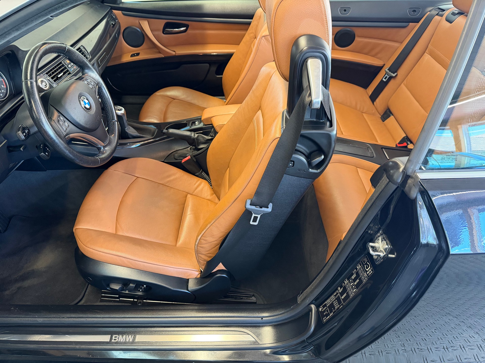 BMW 330i Cabriolet-image-9
