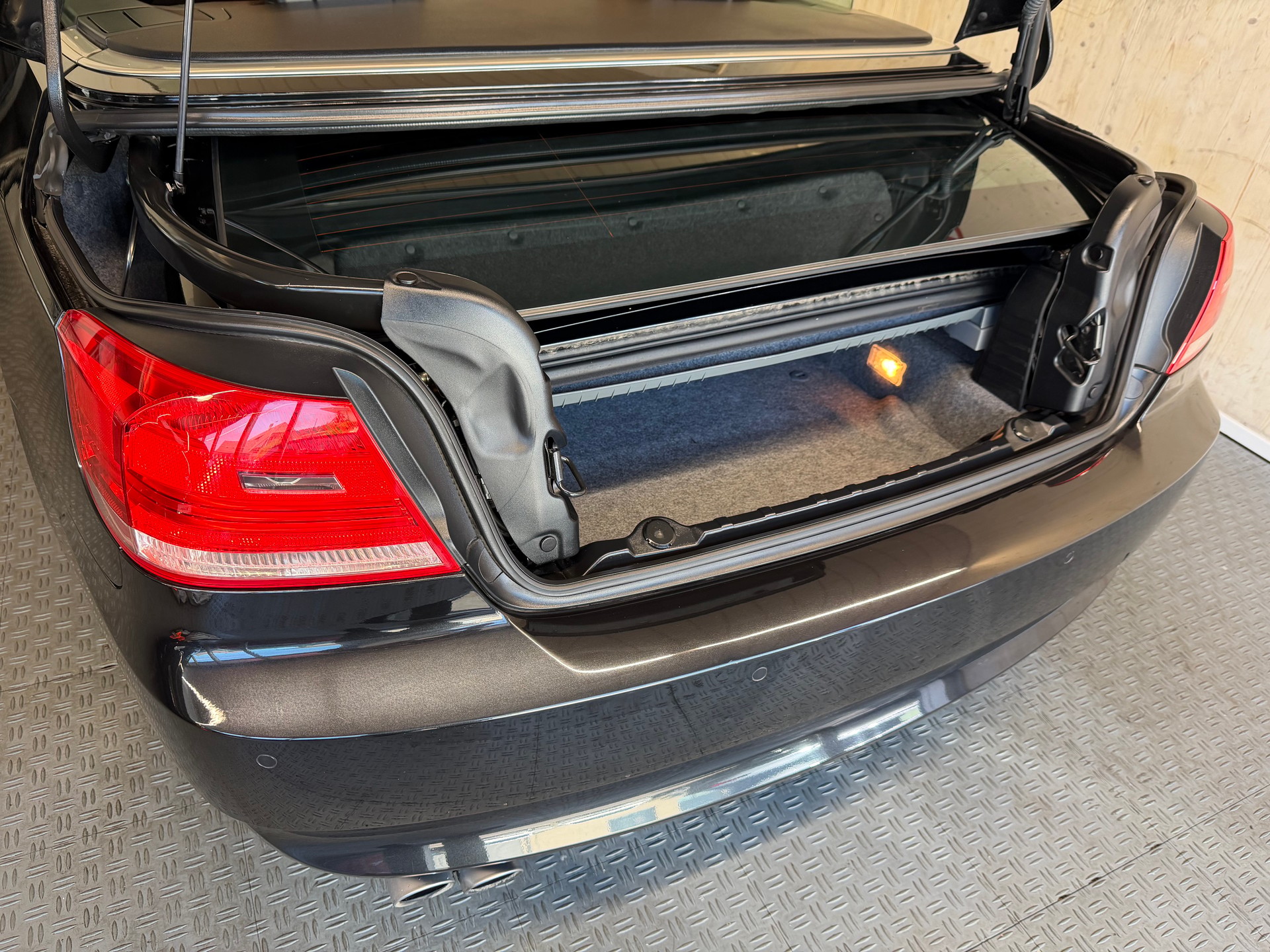 BMW 330i Cabriolet-image-14