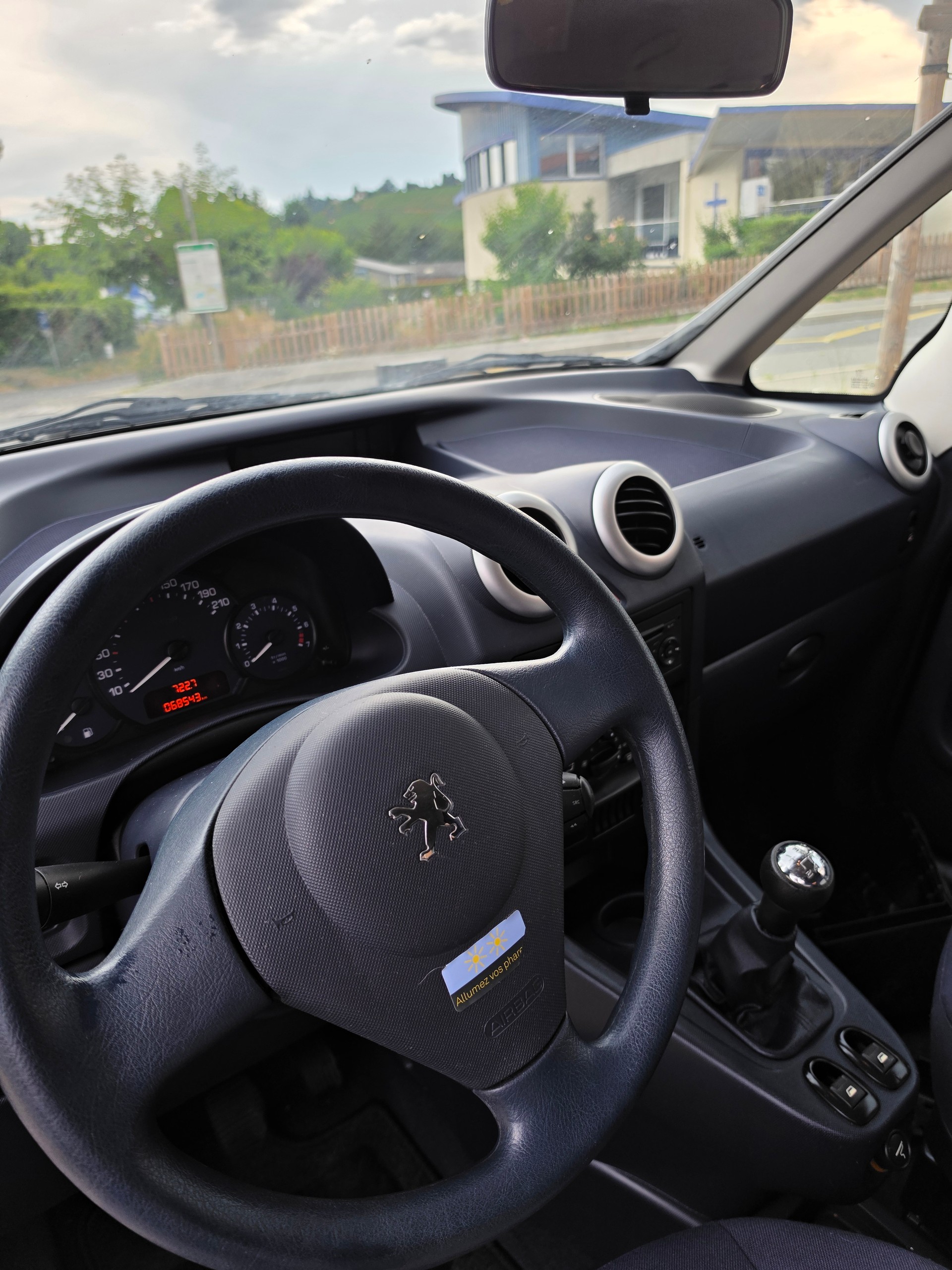 PEUGEOT 1007 1.4 Urban Sesam-image-6