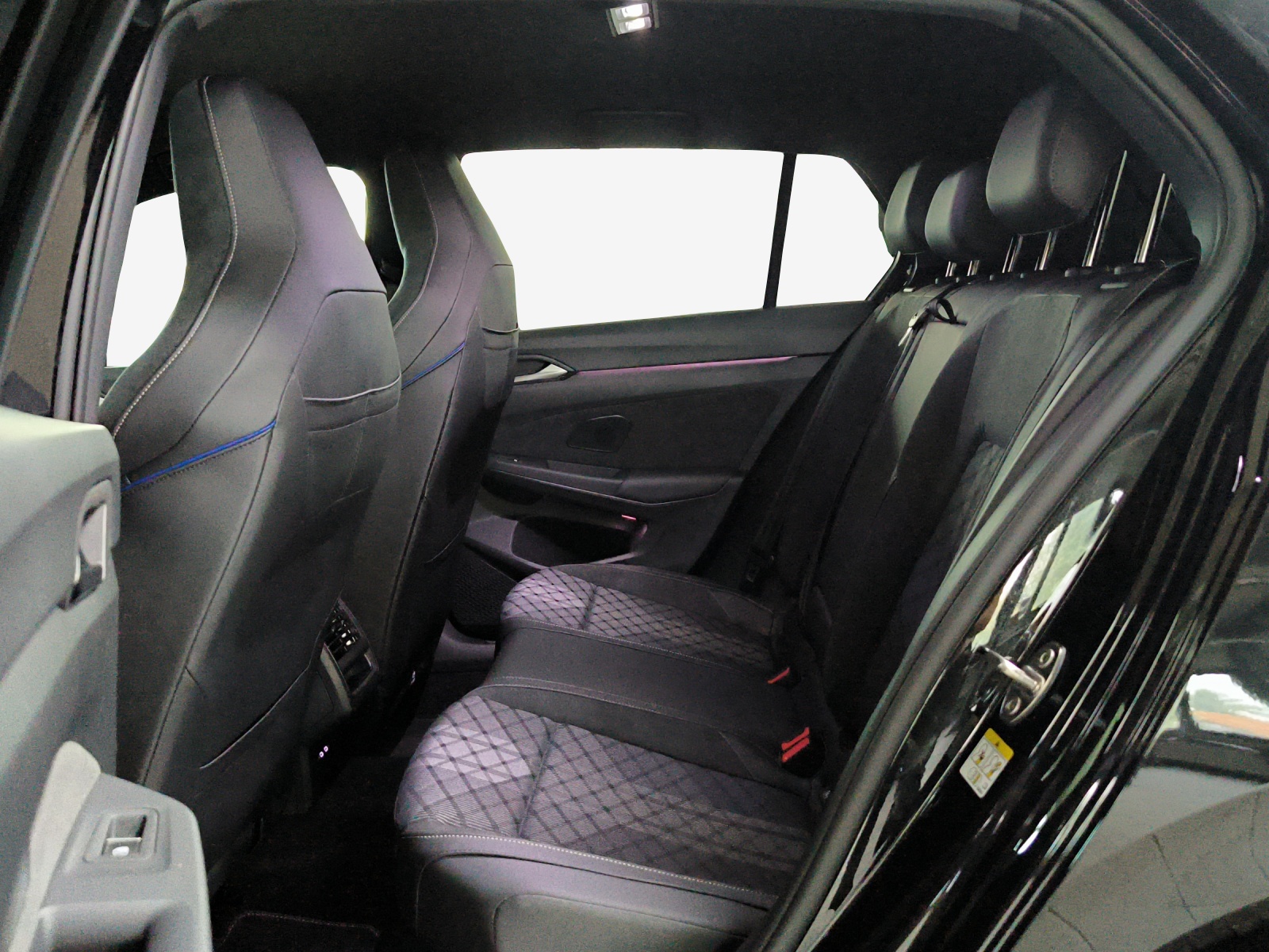 VW Golf 1.5 e TSI mHEV R-Line DSG-image-11