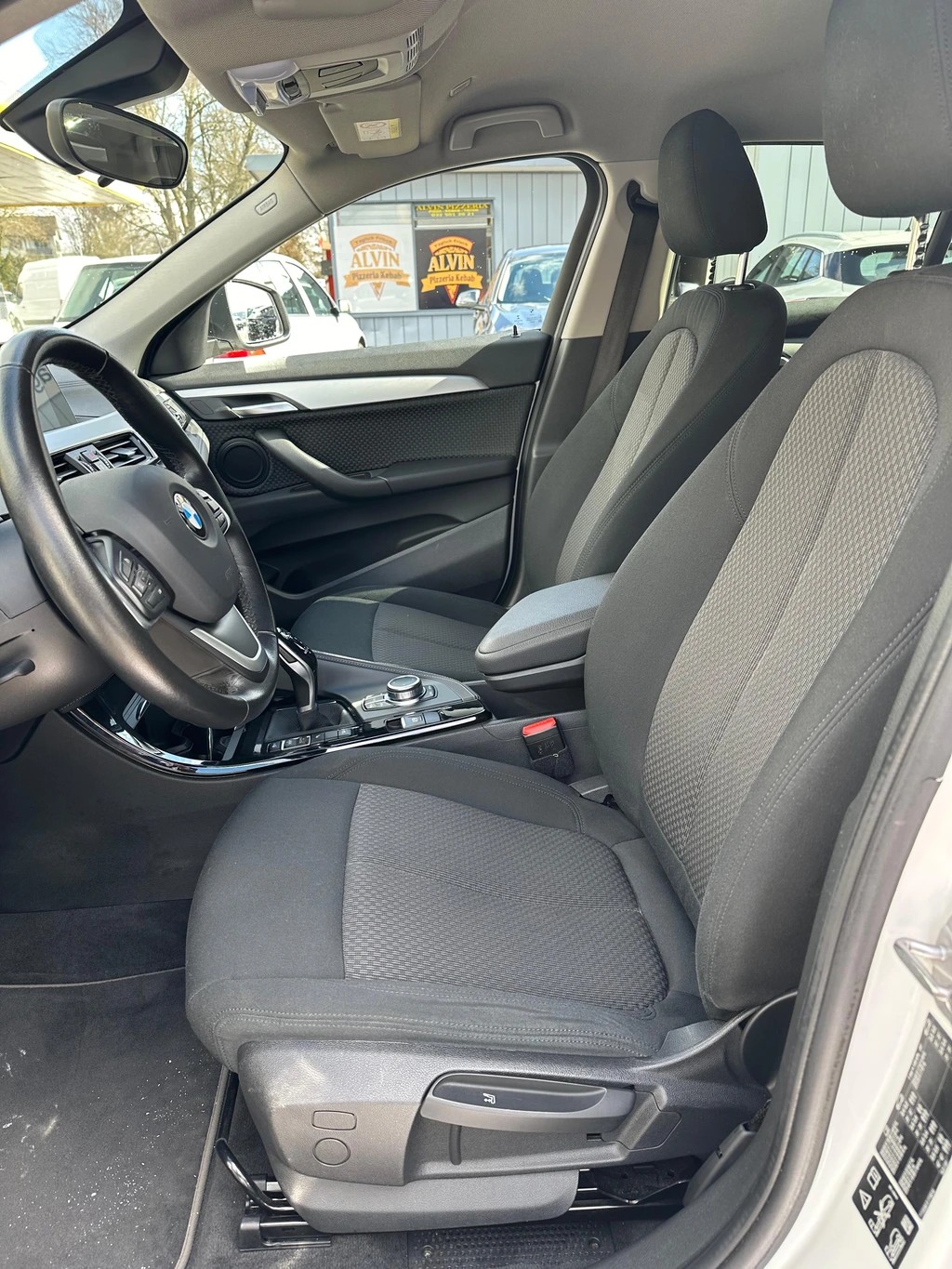 BMW X2 xDrive 18d Steptronic ** CH-FHZ, mit Gratis Service Paket ** Gr-Navi ** Tempomat ** PDC V+H ** Frisch Ab MFK & Service **-image-10