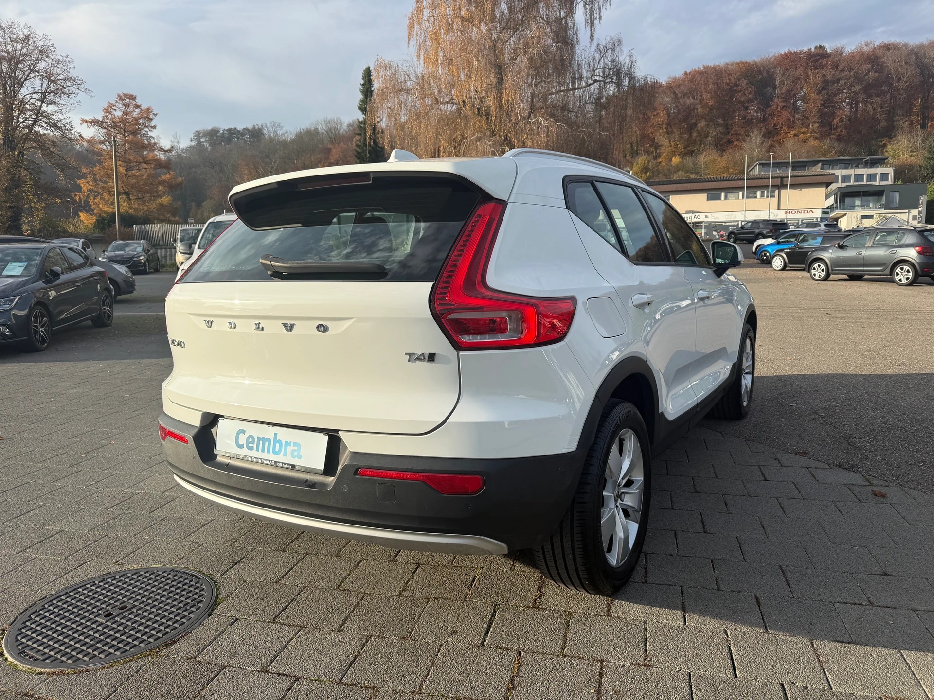 VOLVO XC40 T4 AWD Momentum Geartronic-image-3