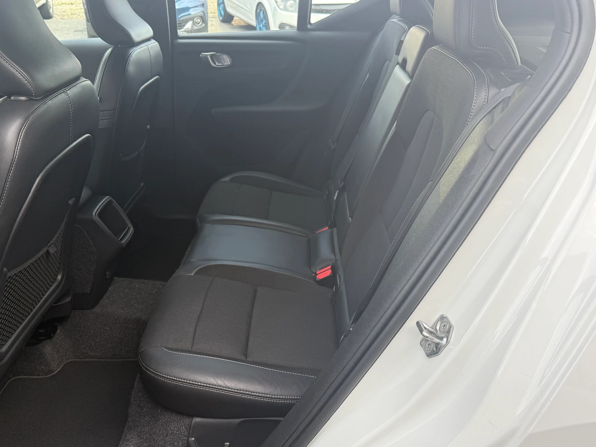VOLVO XC40 T4 AWD Momentum Geartronic-image-10