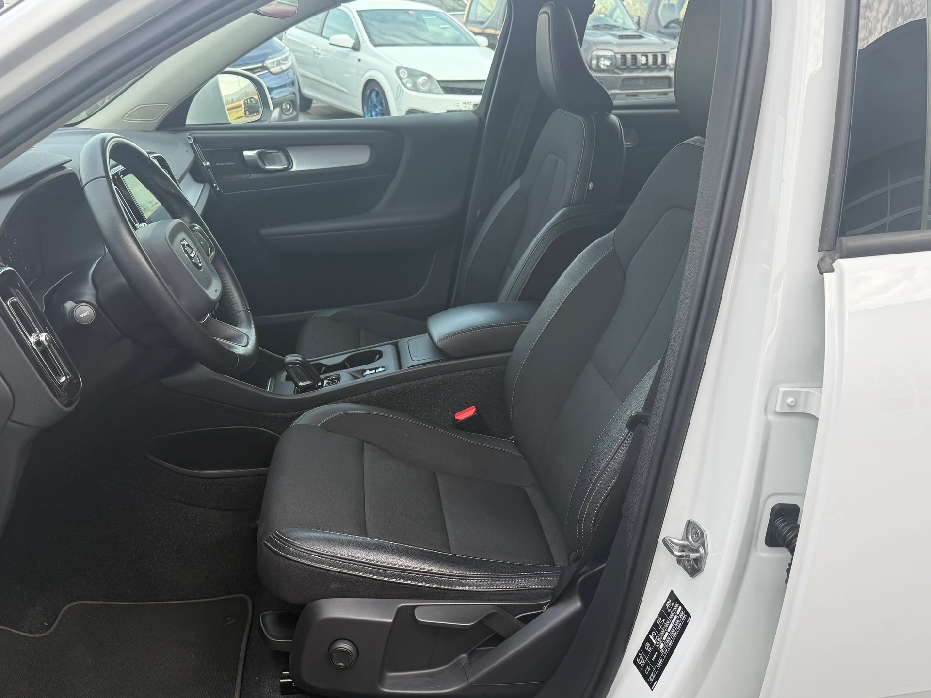 VOLVO XC40 T4 AWD Momentum Geartronic-image-9