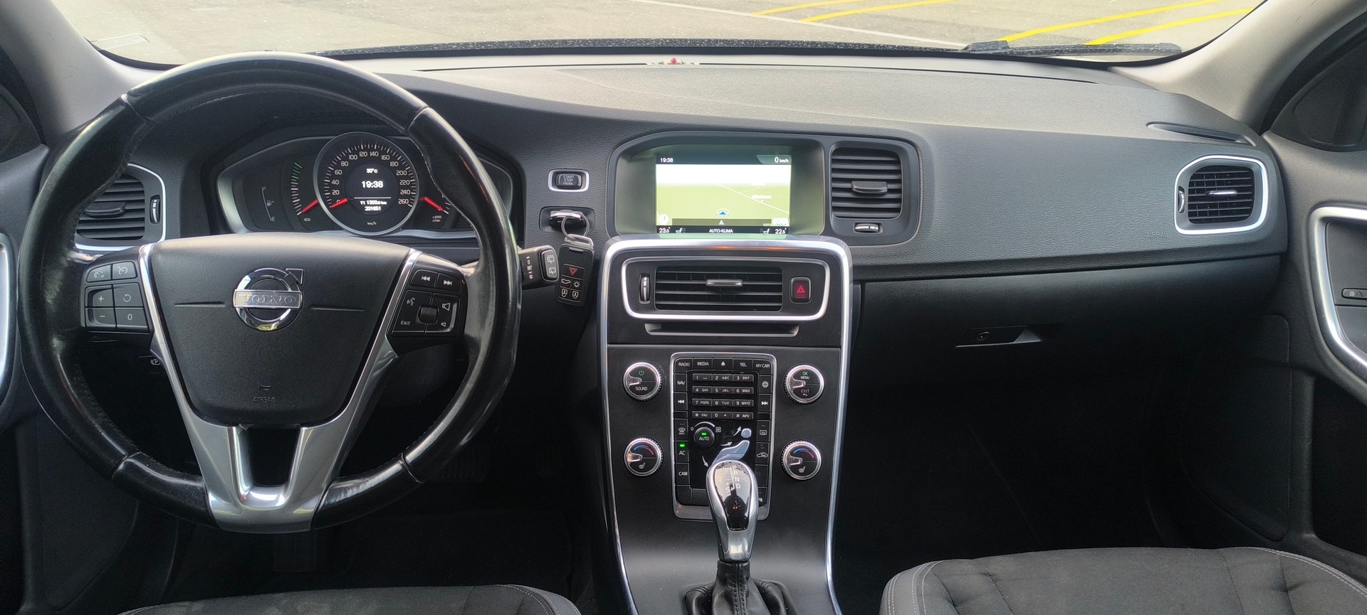 VOLVO V60 D3 Kinetic Geartronic-image-9