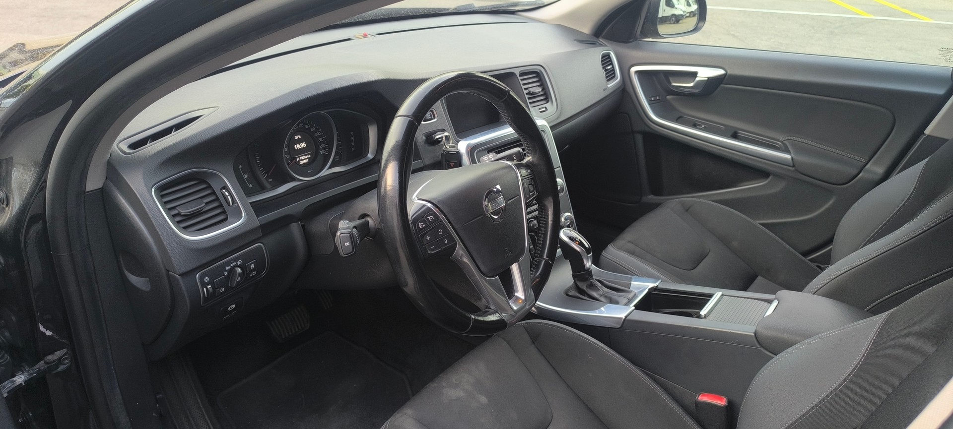 VOLVO V60 D3 Kinetic Geartronic-image-12