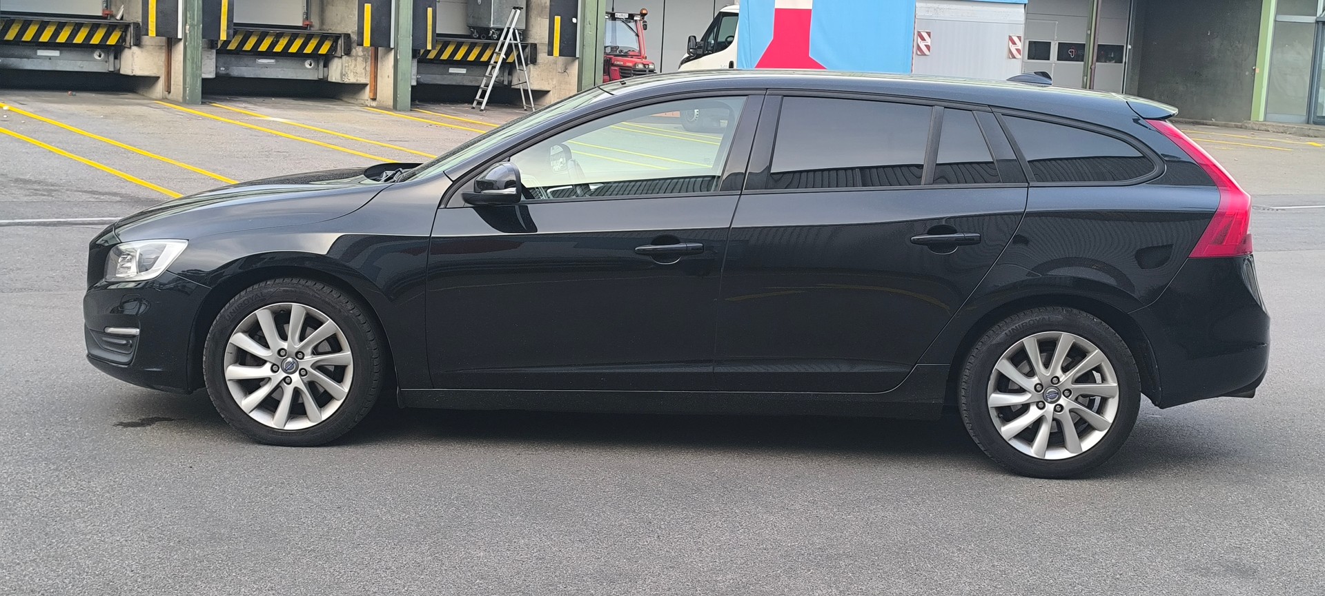 VOLVO V60 D3 Kinetic Geartronic-image-5