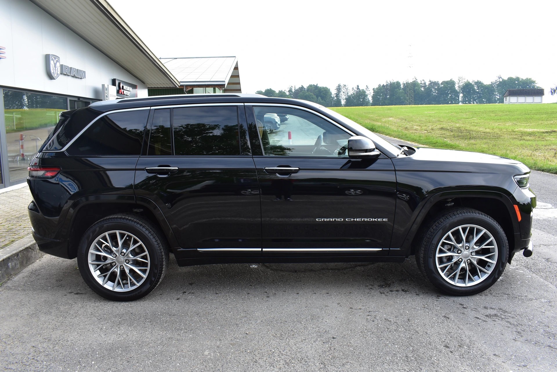 JEEP Grand Cherokee Summit 5.7 Hemi AWD-image-4