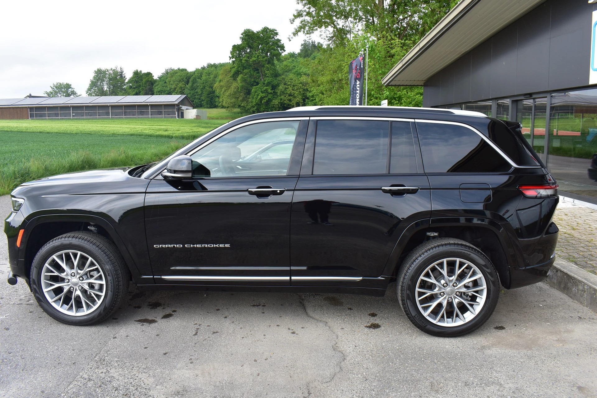 JEEP Grand Cherokee Summit 5.7 Hemi AWD-image-9