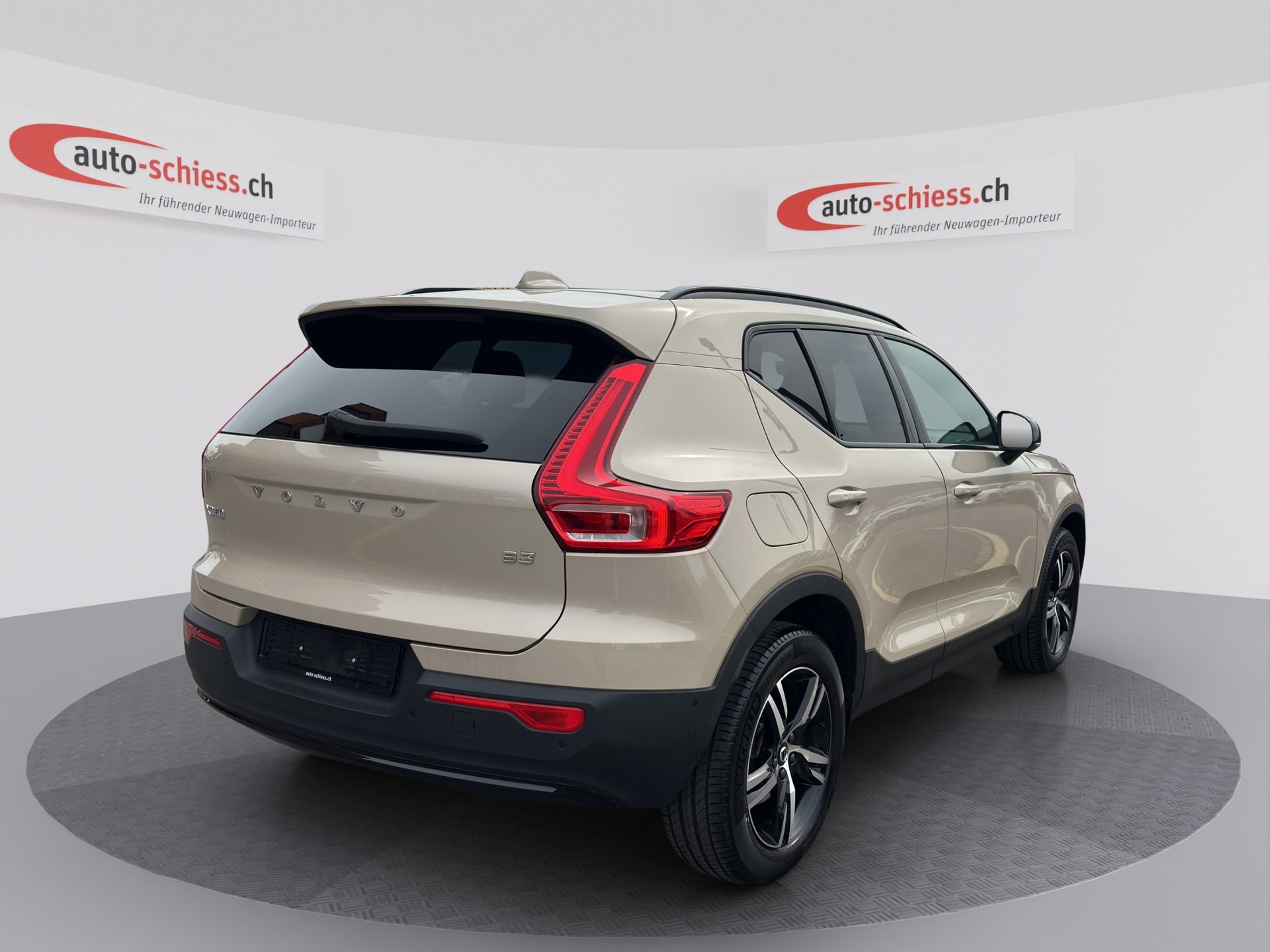 VOLVO XC40 B3 Benzin Mild Hybrid Plus Dark DCT-image-3