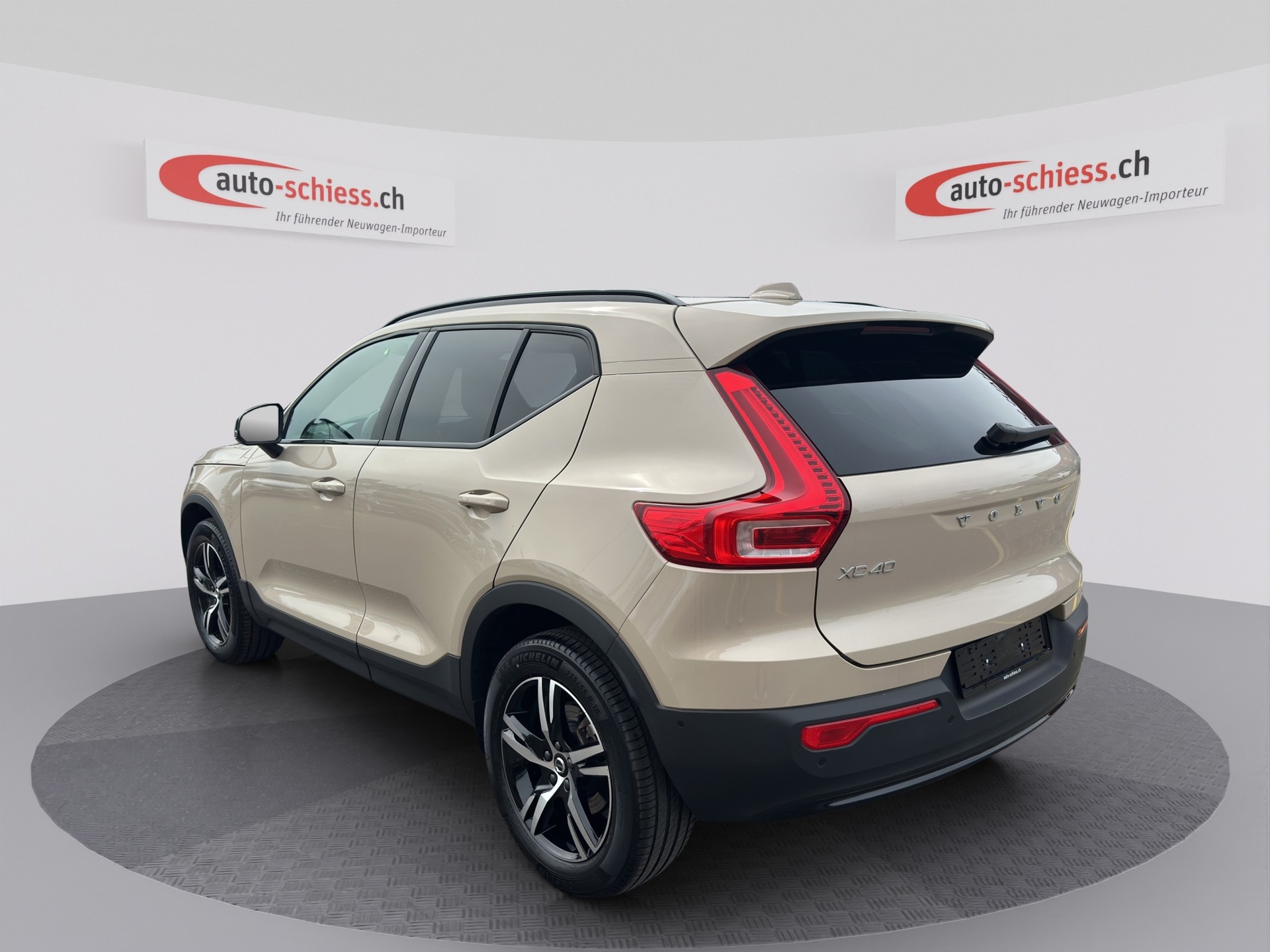 VOLVO XC40 B3 Benzin Mild Hybrid Plus Dark DCT-image-1