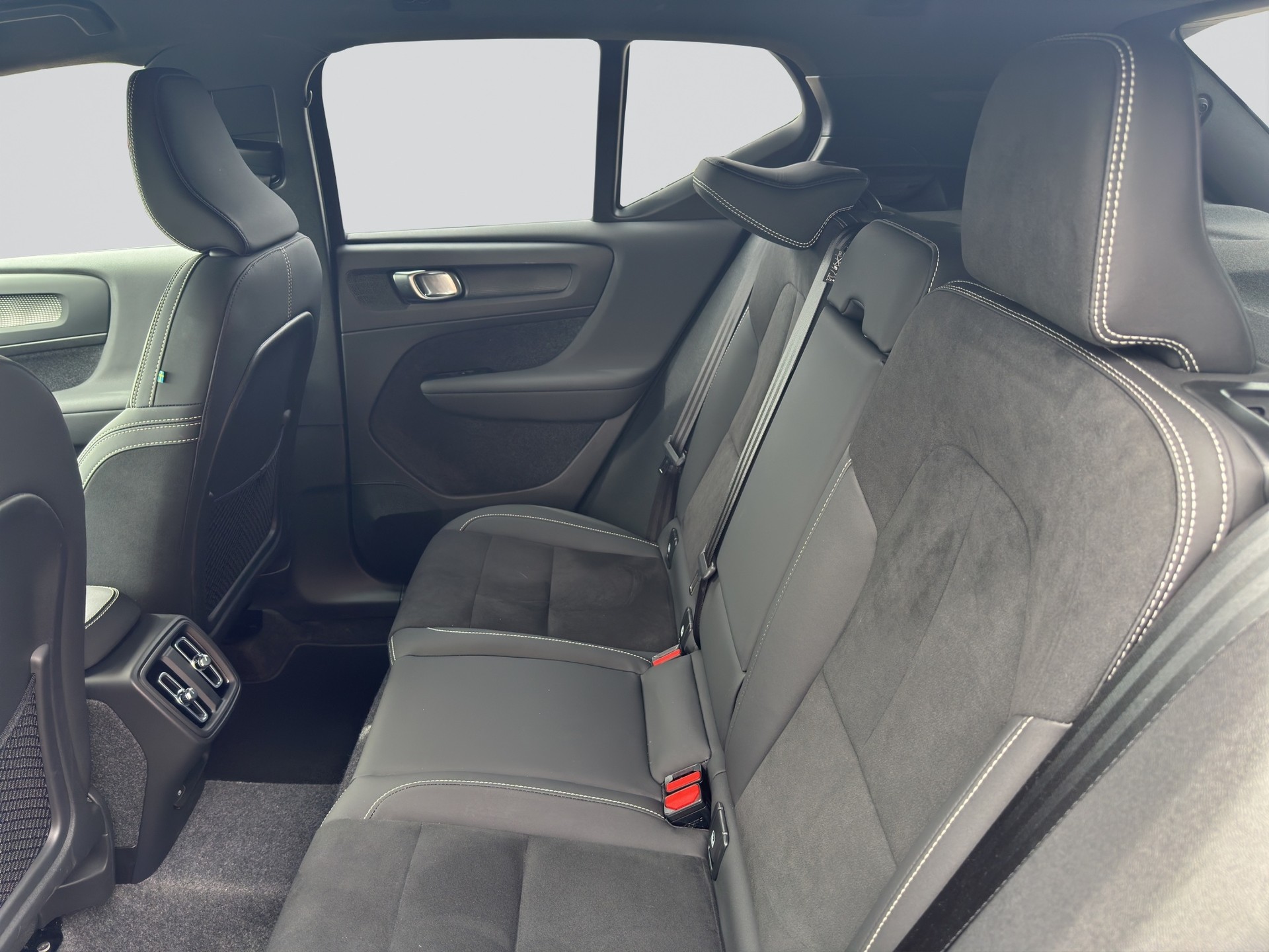 VOLVO XC40 B3 Benzin Mild Hybrid Plus Dark DCT-image-7