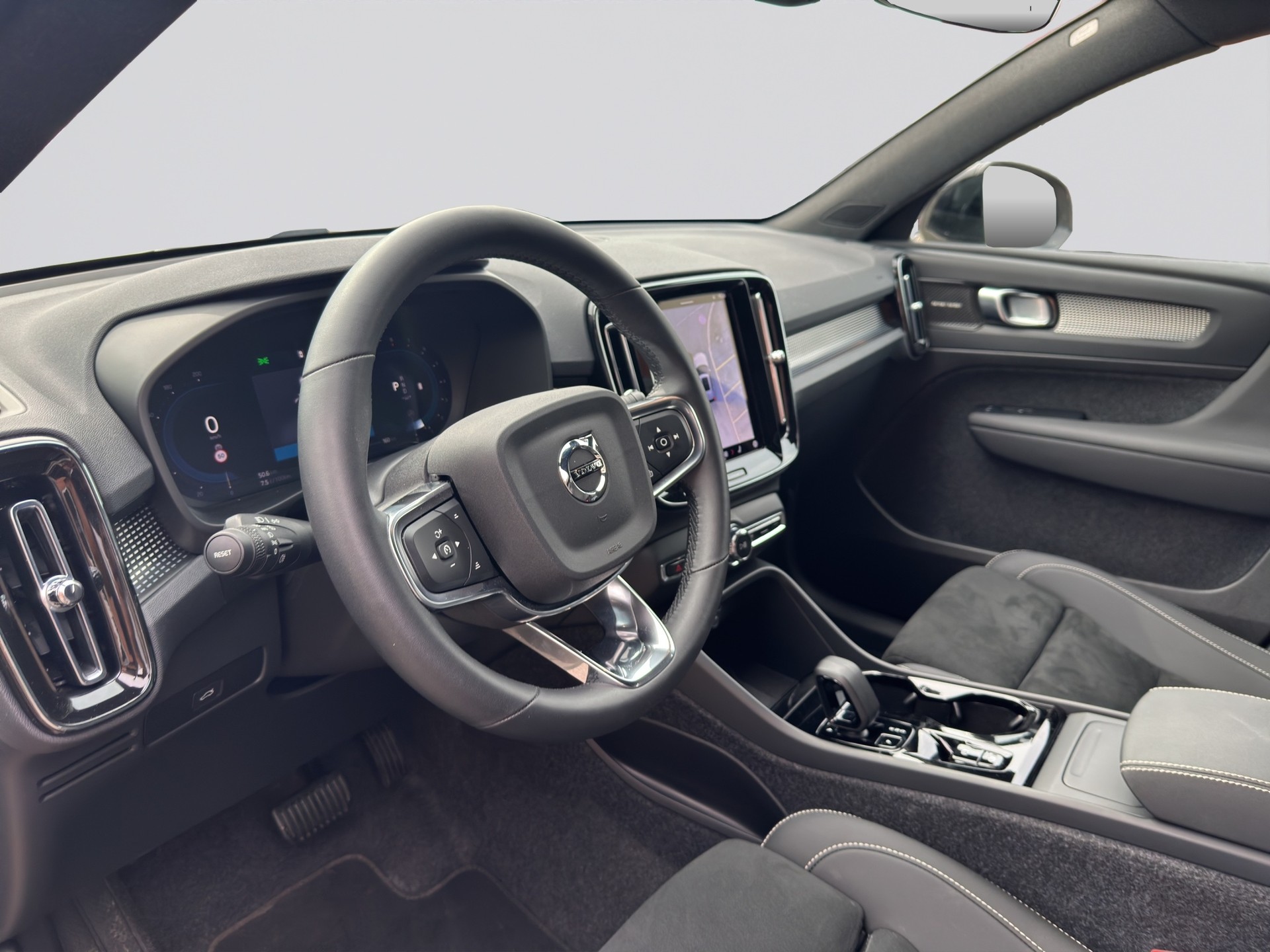 VOLVO XC40 B3 Benzin Mild Hybrid Plus Dark DCT-image-6