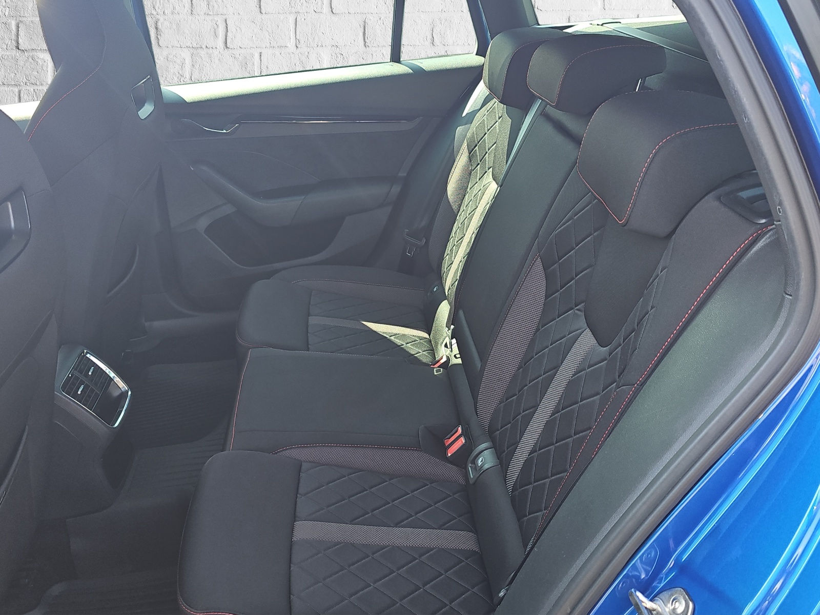 SKODA Octavia Combi 2.0 TSI RS DSG-image-8