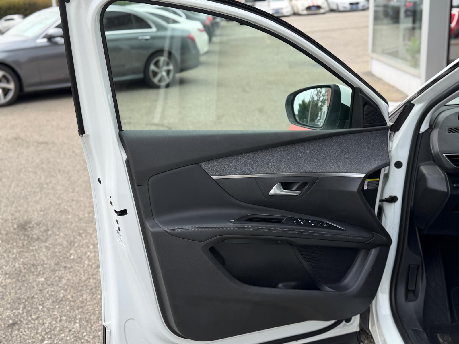 PEUGEOT 5008 1.6 BlueHDi 5008 1.6 BlueHDi Business EAT-image-6