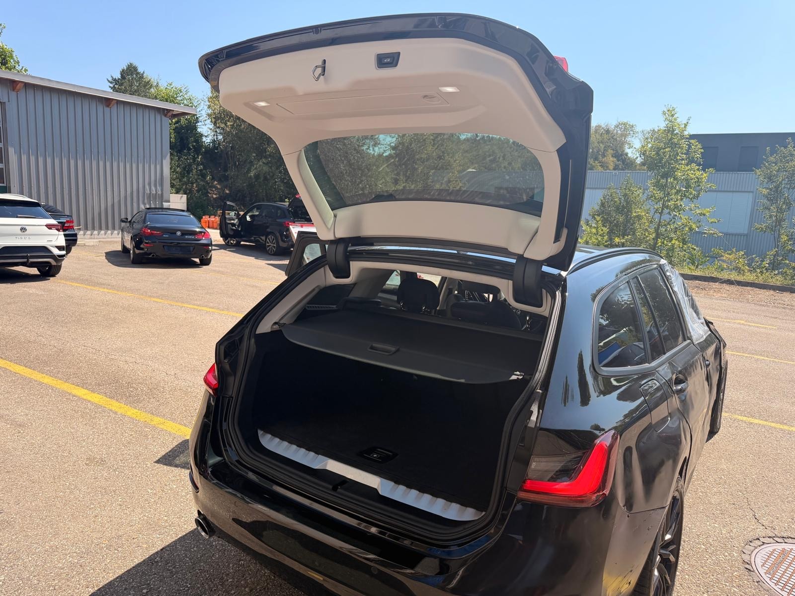 BMW 330e x DriveTouring Steptronic-image-11