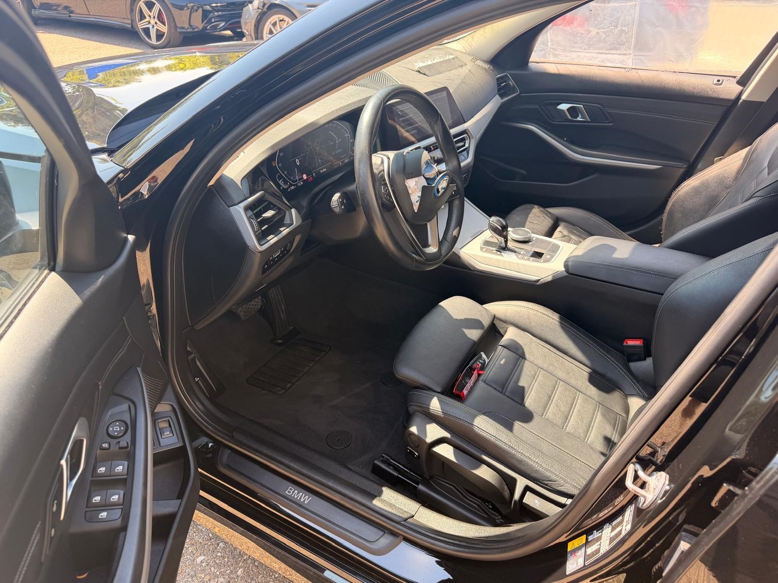 BMW 330e x DriveTouring Steptronic-image-9