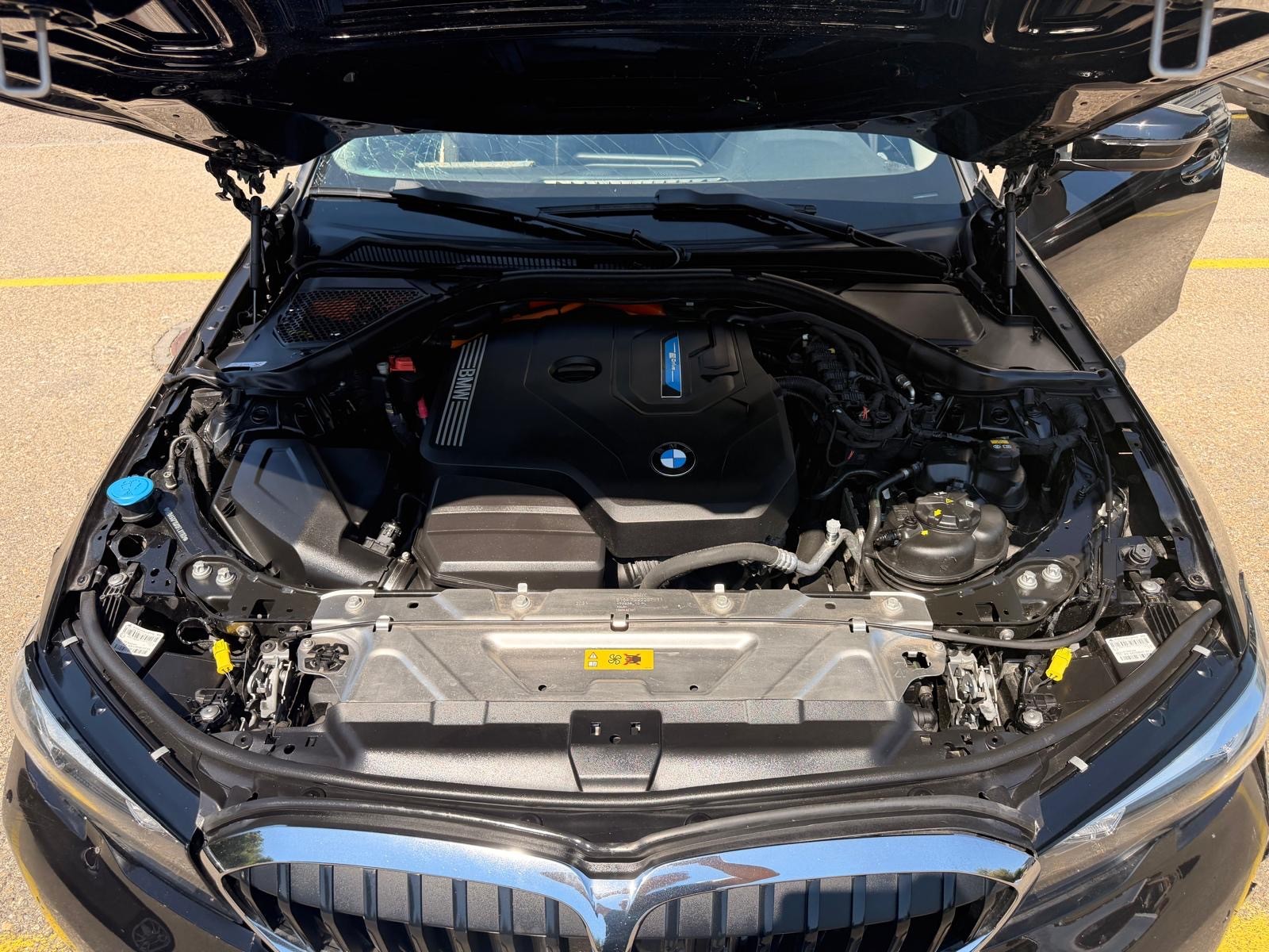 BMW 330e x DriveTouring Steptronic-image-8