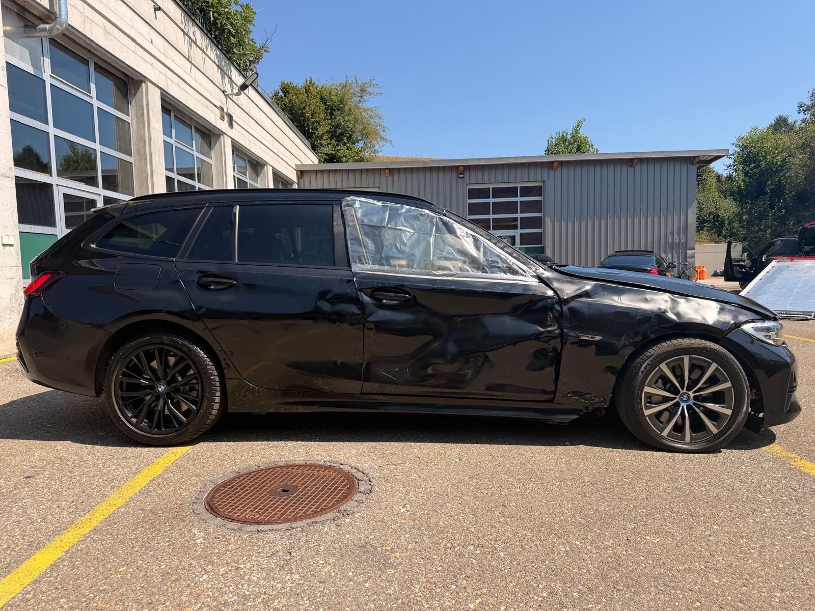 BMW 330e x DriveTouring Steptronic-image-5