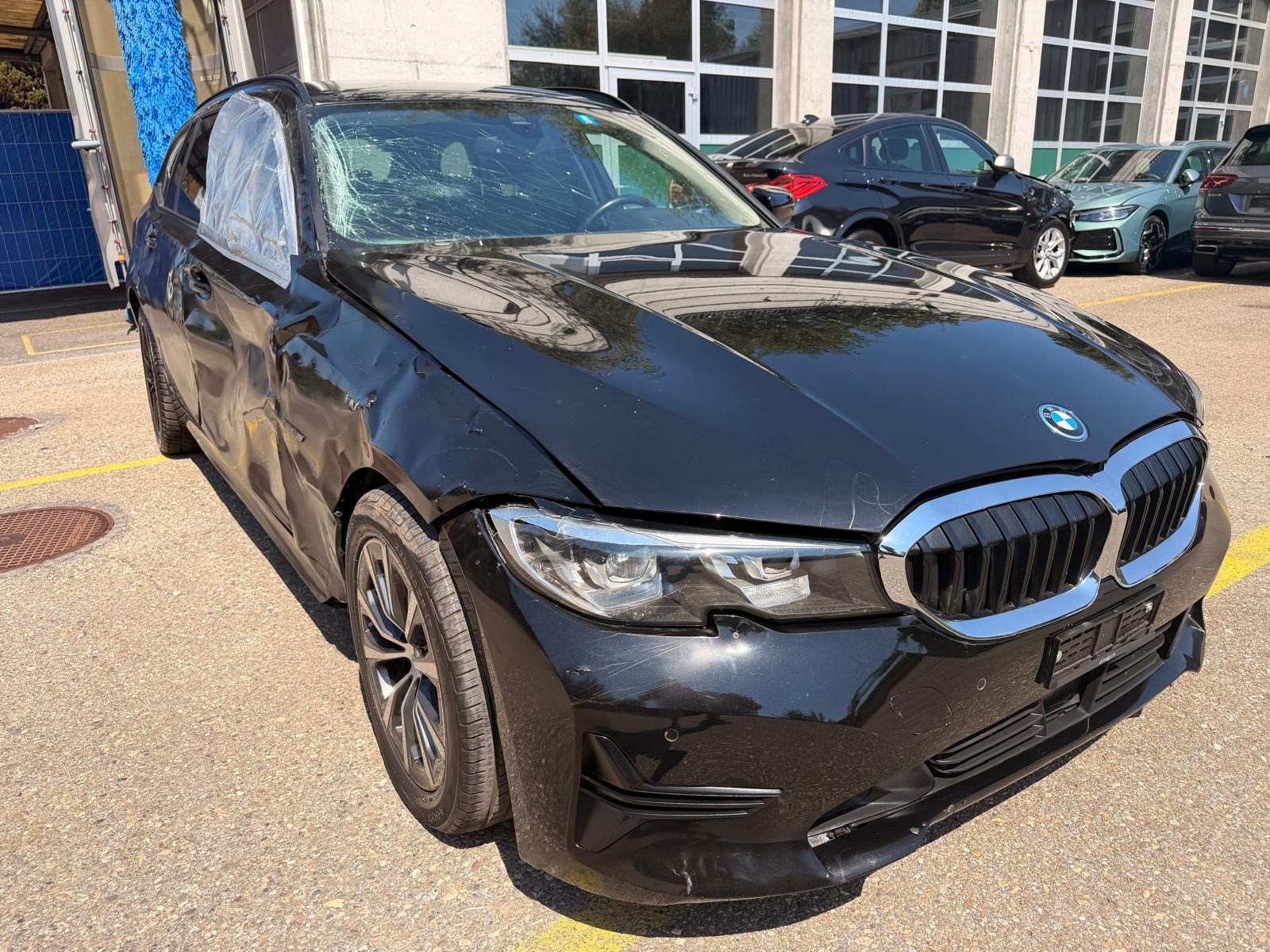BMW 330e x DriveTouring Steptronic-image-6