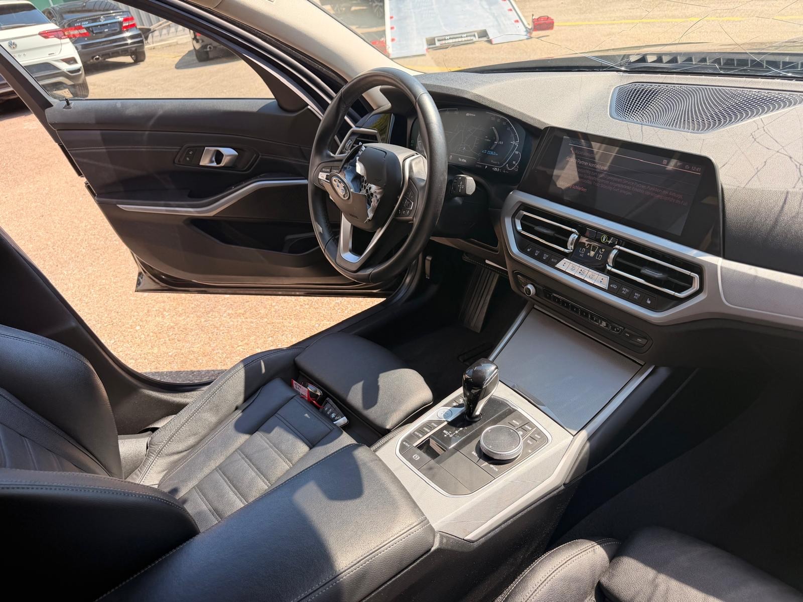 BMW 330e x DriveTouring Steptronic-image-14