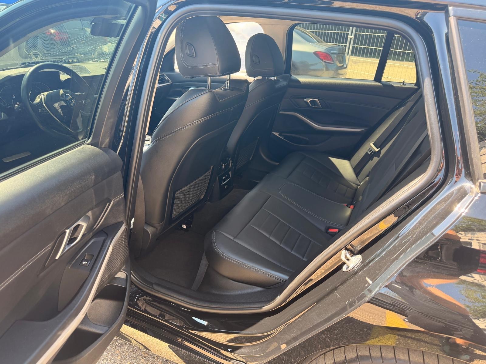 BMW 330e x DriveTouring Steptronic-image-10