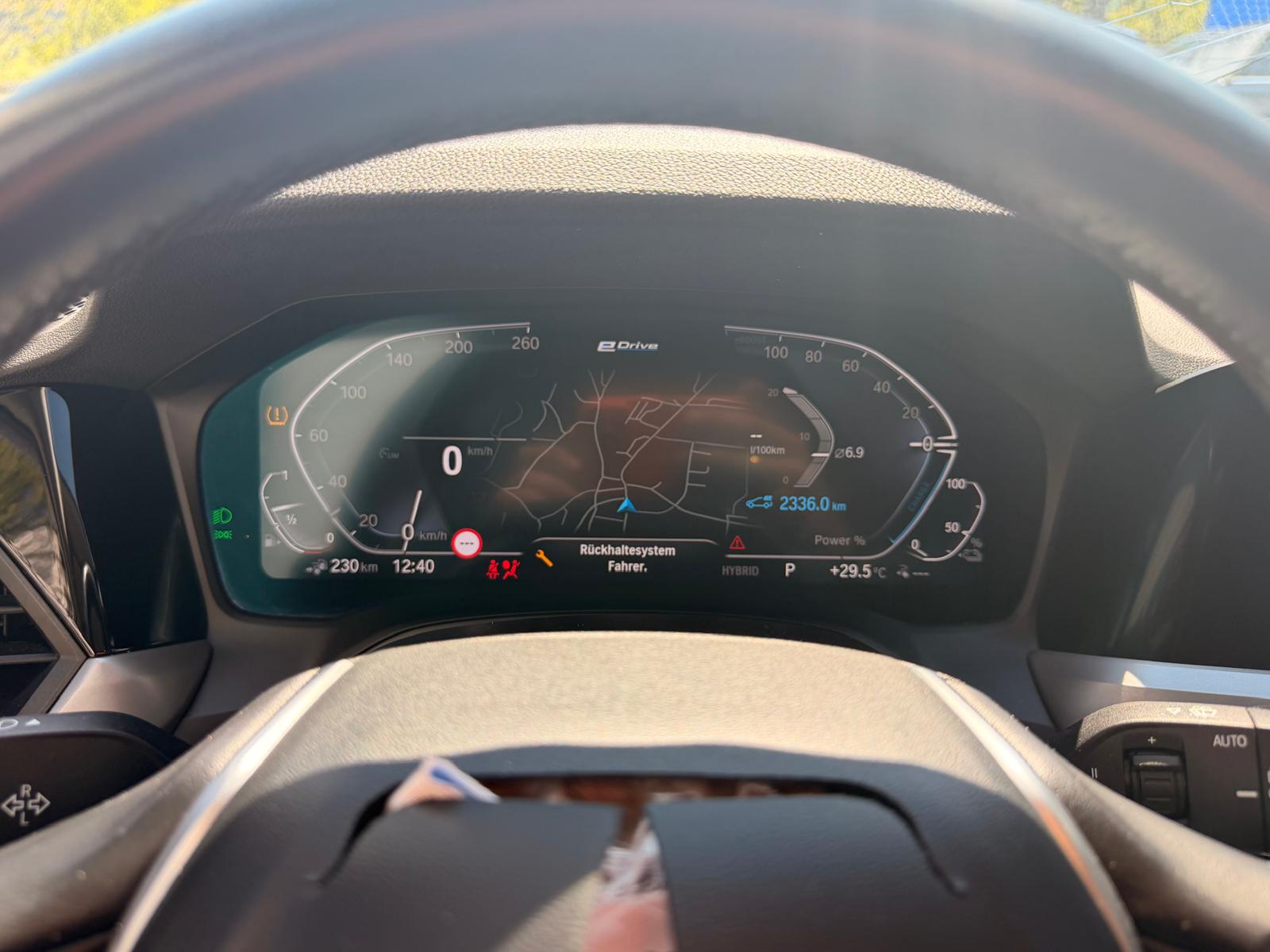 BMW 330e x DriveTouring Steptronic-image-15