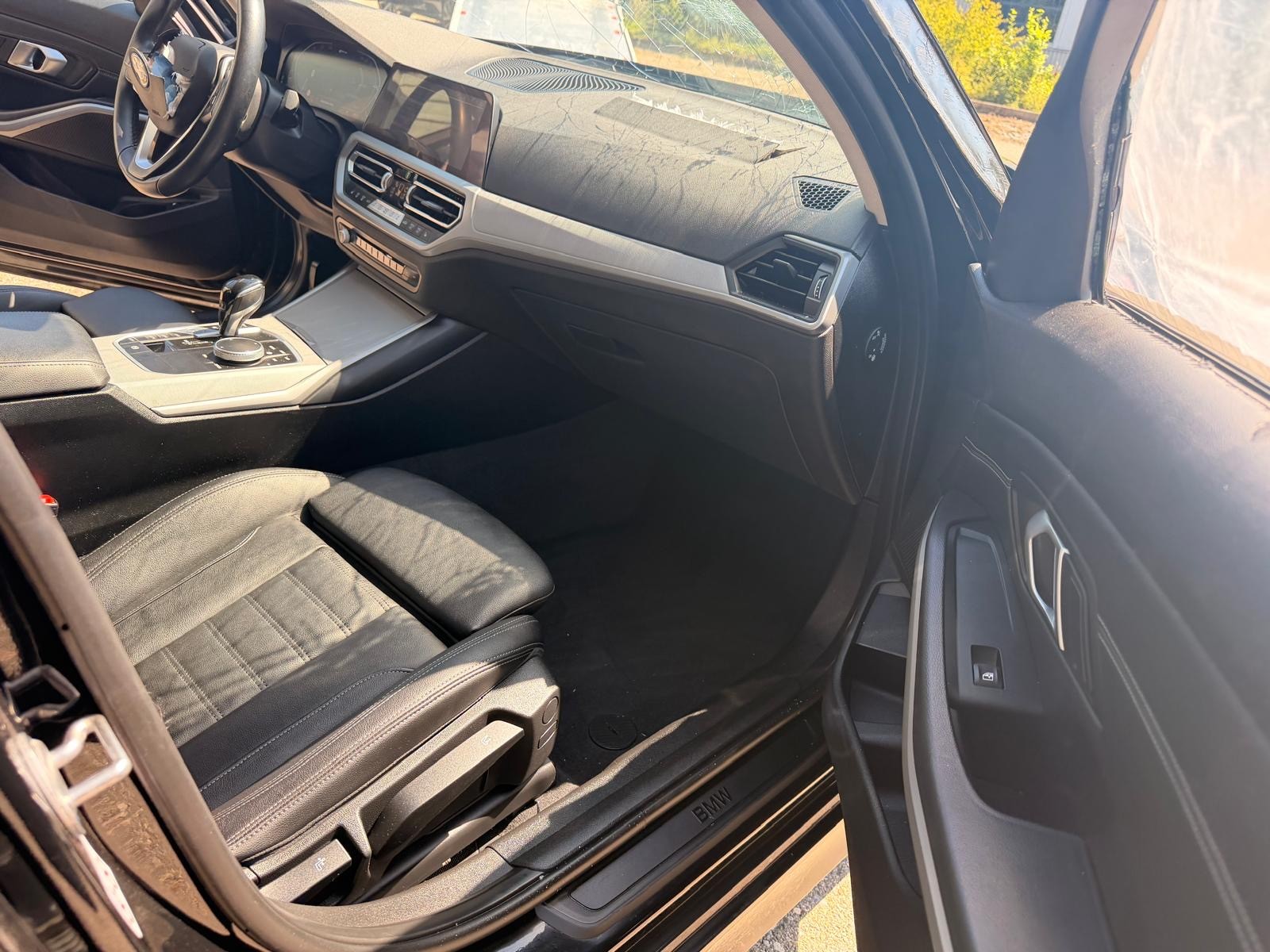 BMW 330e x DriveTouring Steptronic-image-13