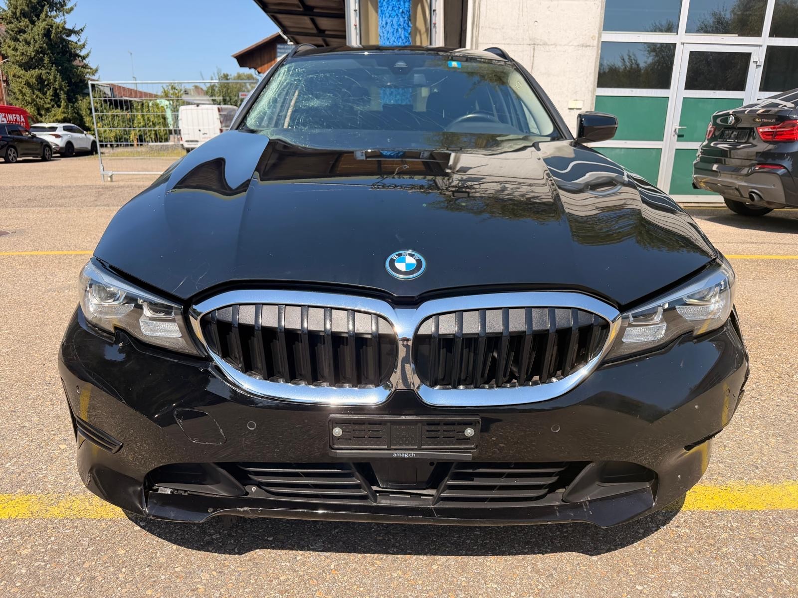 BMW 330e x DriveTouring Steptronic-image-7