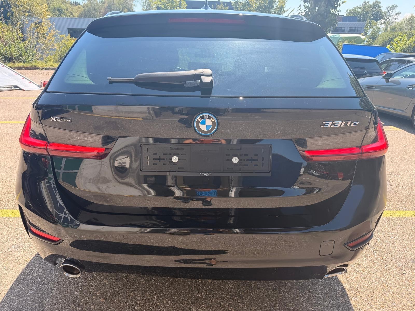 BMW 330e x DriveTouring Steptronic-image-3