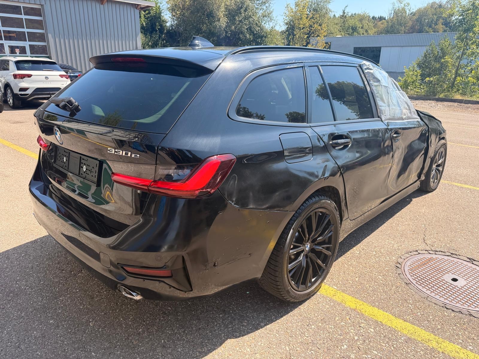 BMW 330e x DriveTouring Steptronic-image-4