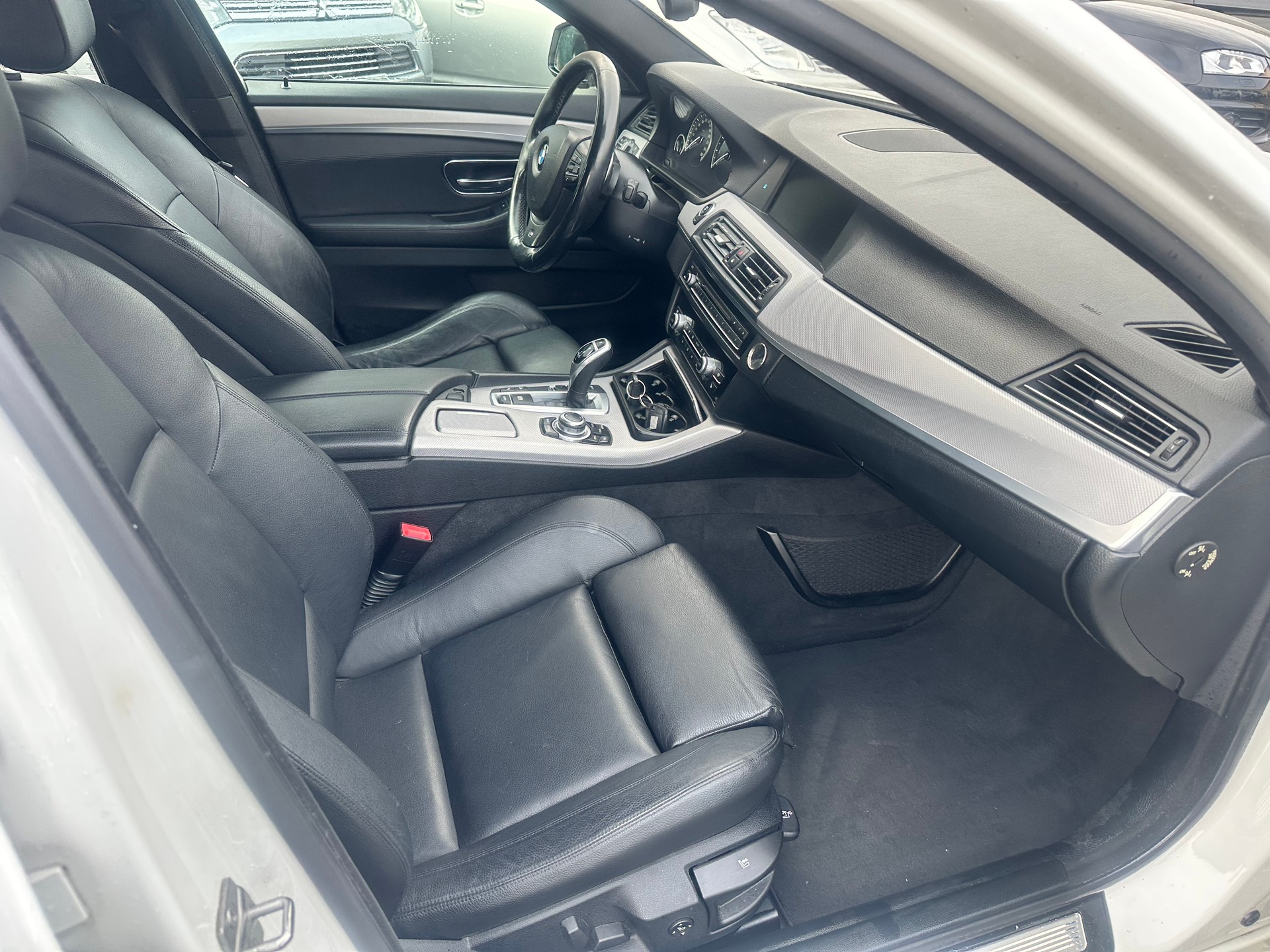 BMW 528i xDrive Touring Steptronic-image-15