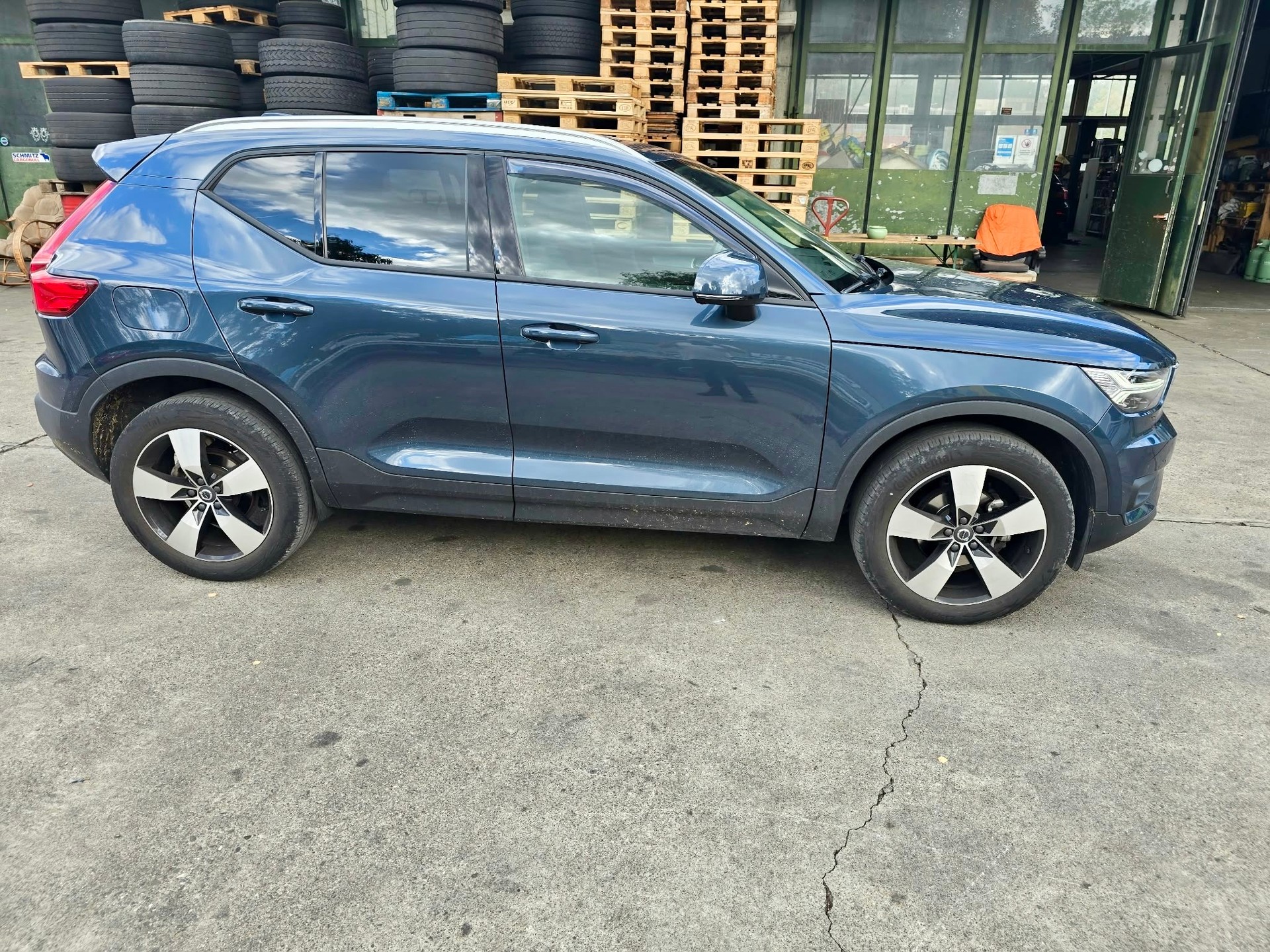 VOLVO XC40 T2 Momentum Light Geartronic-image-5