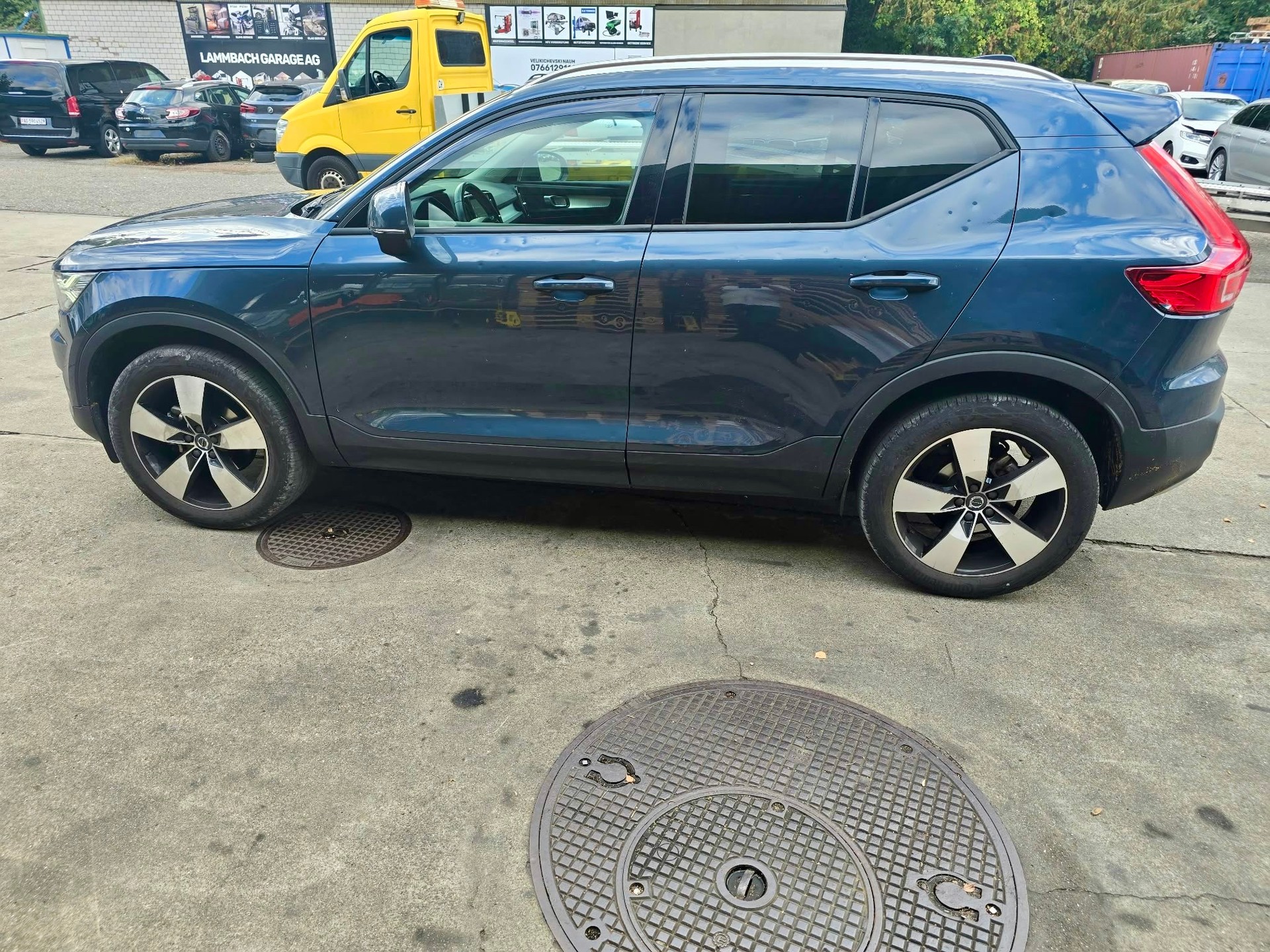 VOLVO XC40 T2 Momentum Light Geartronic-image-4