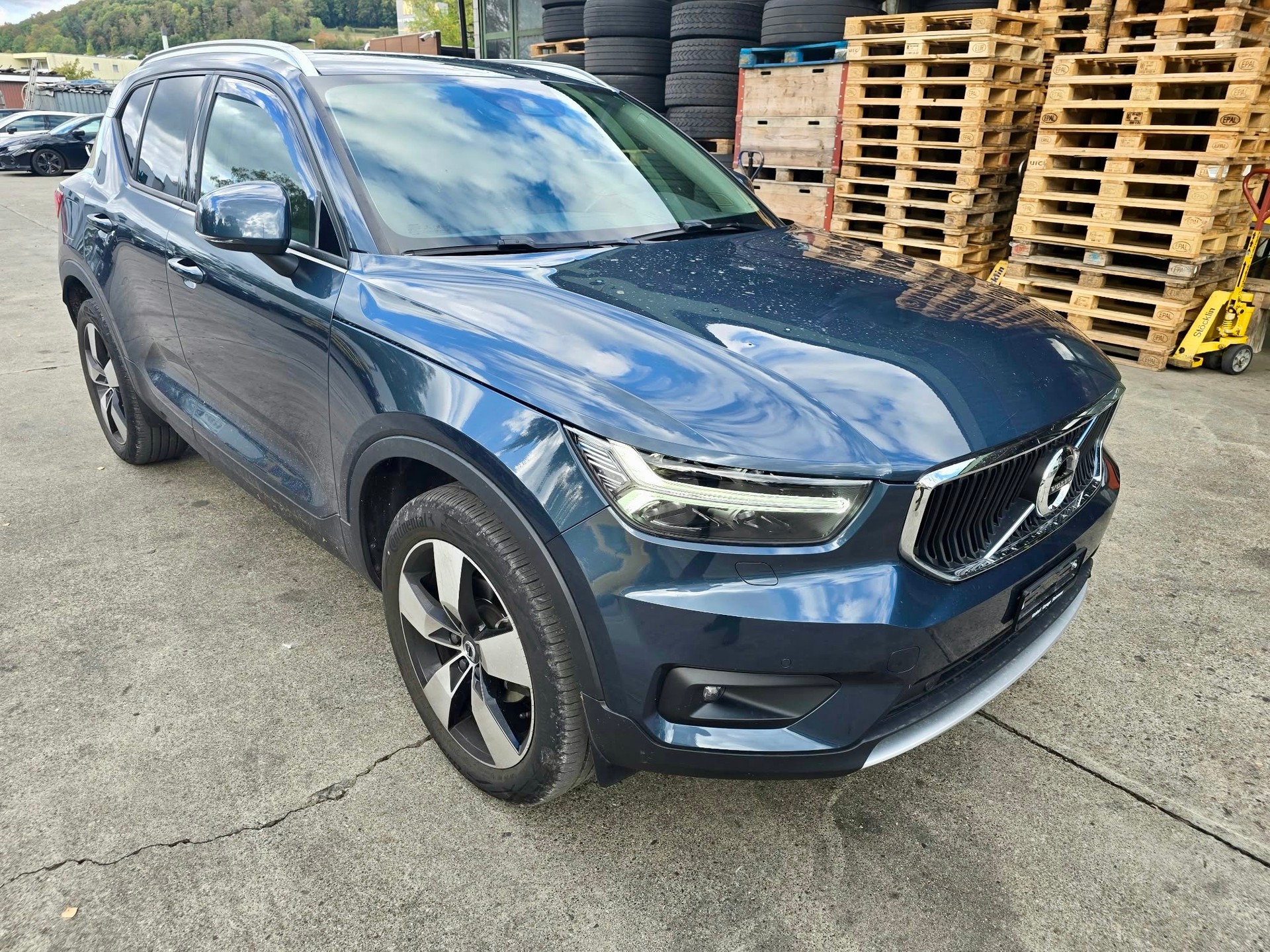 VOLVO XC40 T2 Momentum Light Geartronic-image-1
