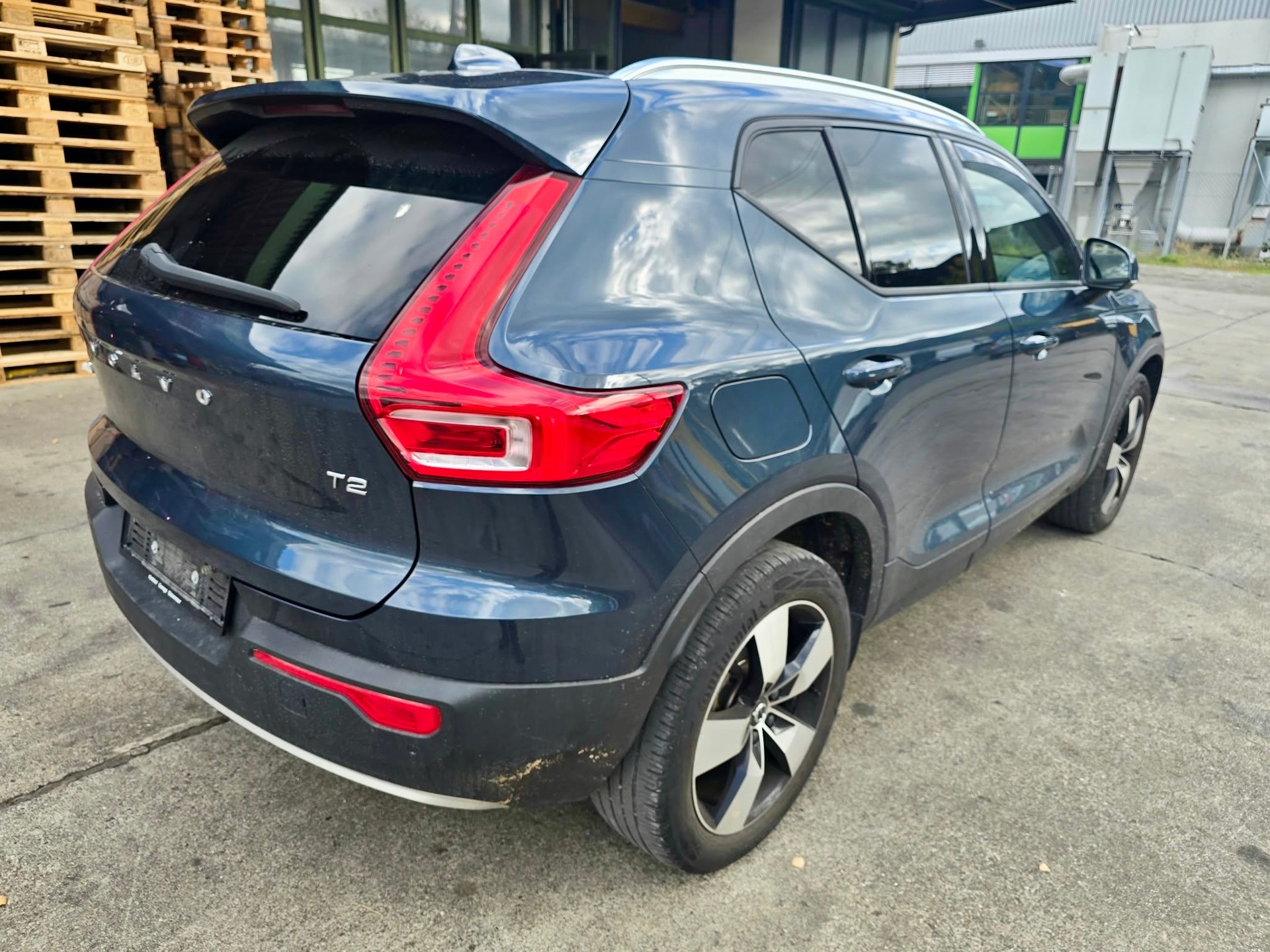 VOLVO XC40 T2 Momentum Light Geartronic-image-2