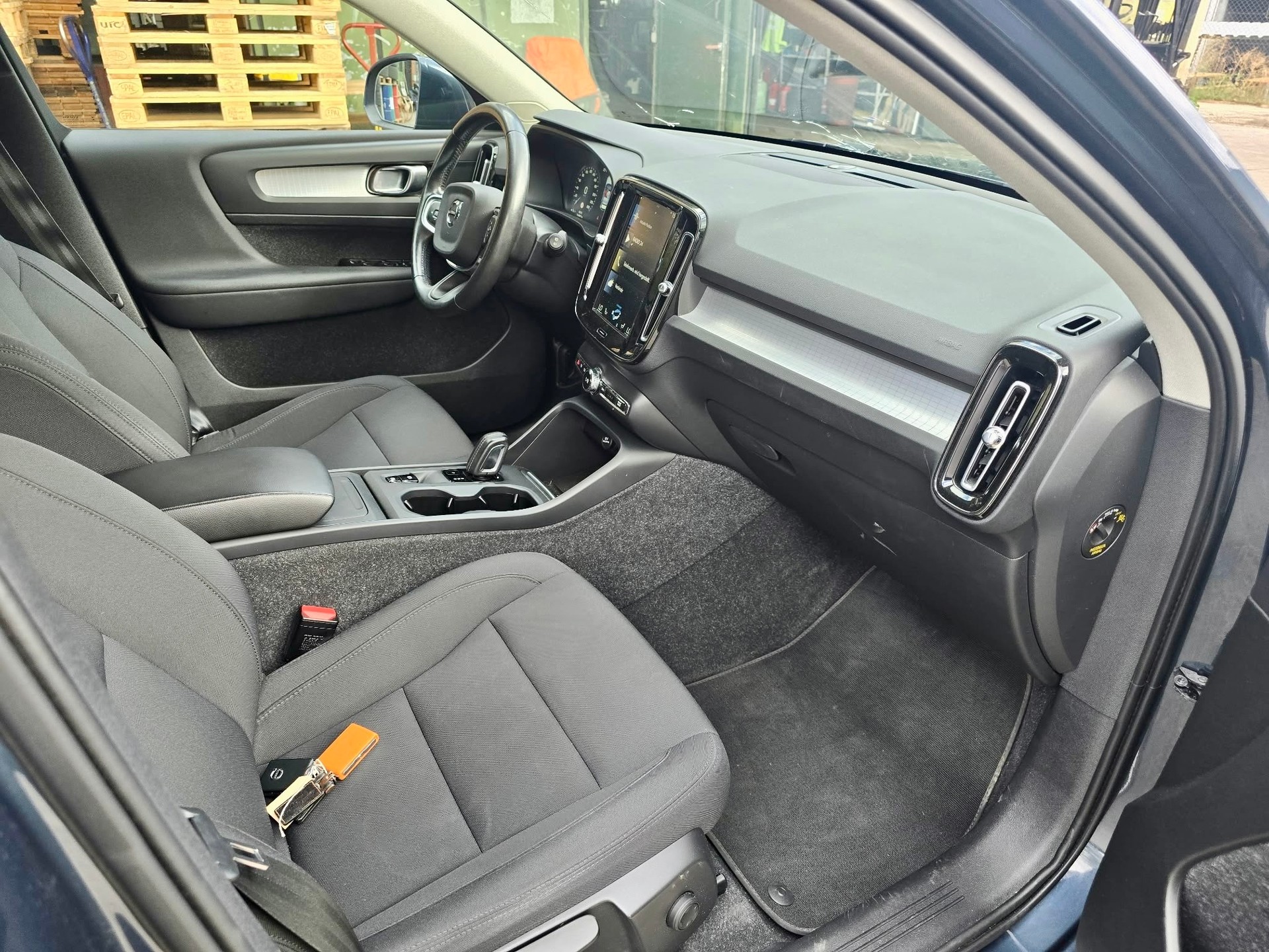 VOLVO XC40 T2 Momentum Light Geartronic-image-10