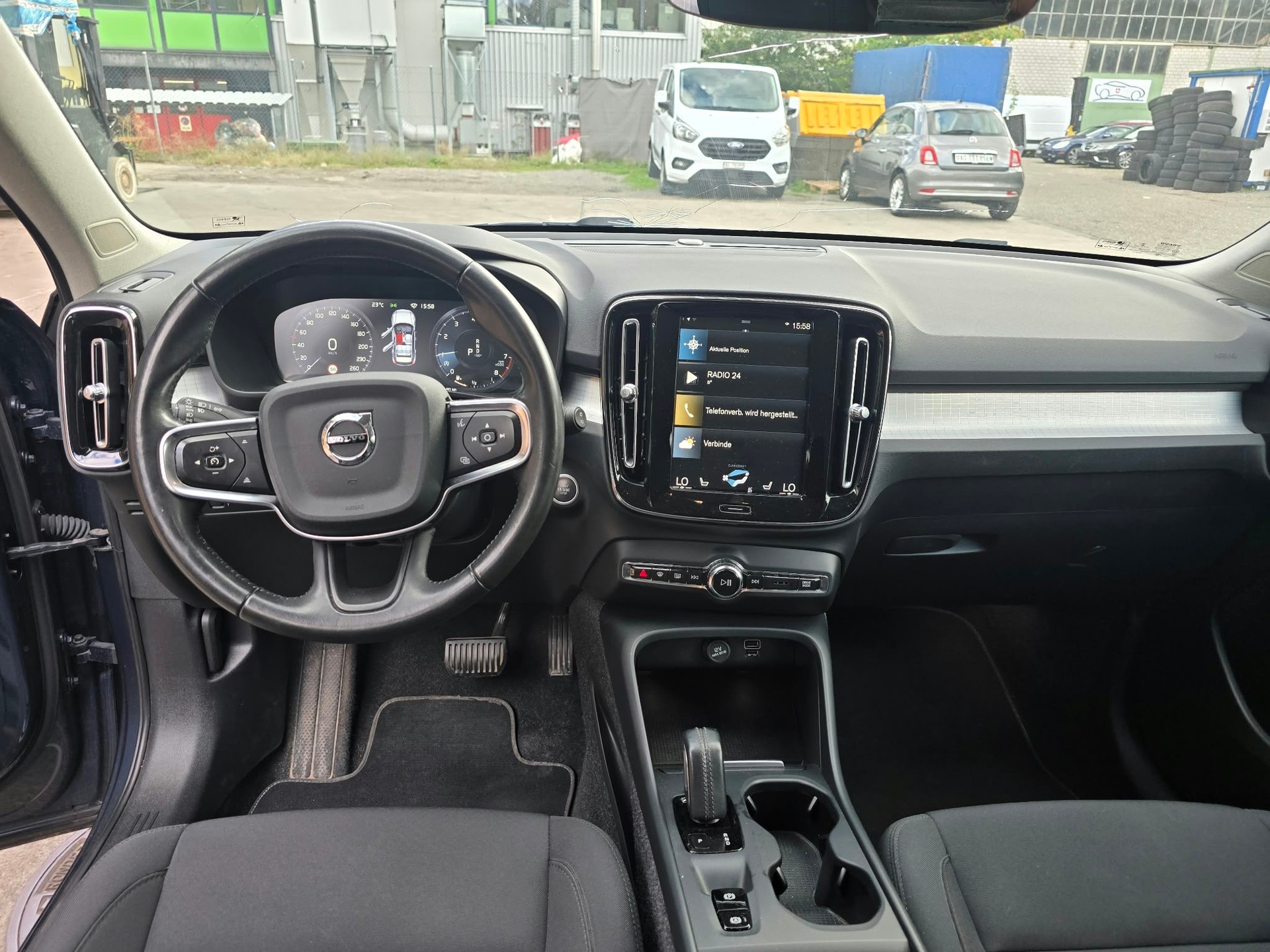 VOLVO XC40 T2 Momentum Light Geartronic-image-9