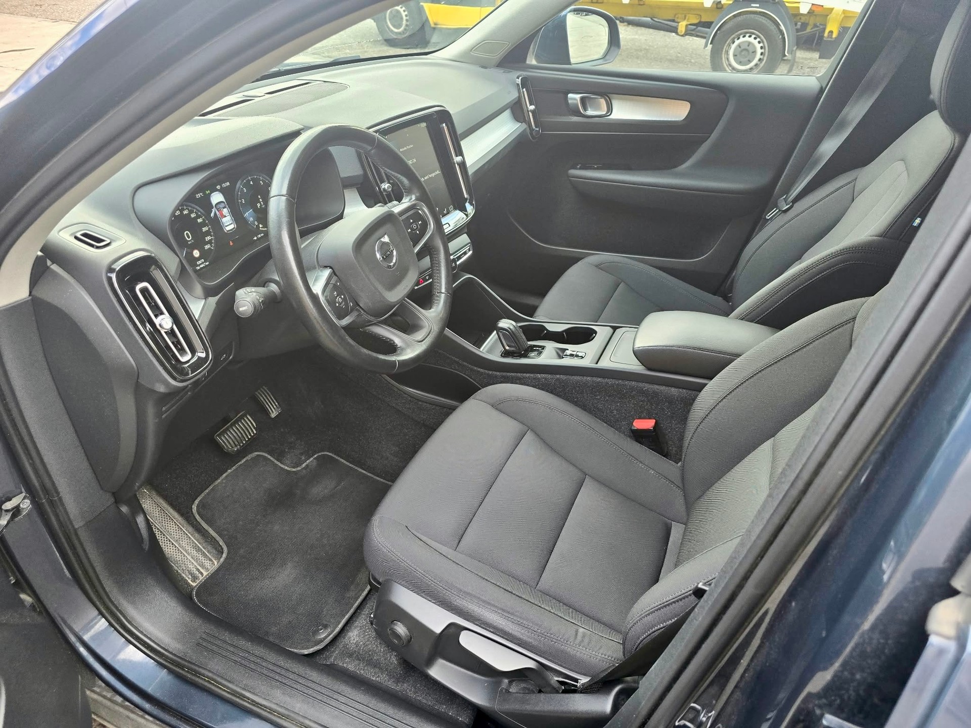 VOLVO XC40 T2 Momentum Light Geartronic-image-11