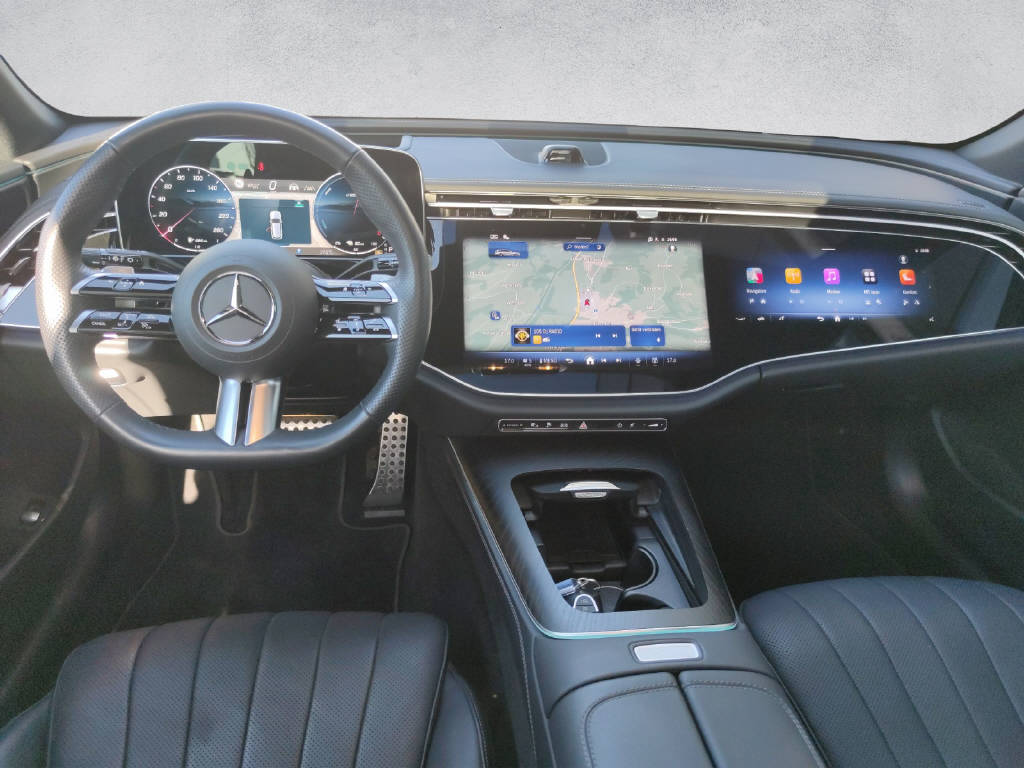 MERCEDES-BENZ E 300 de AMG Line 4Matic T-Modell-image-14